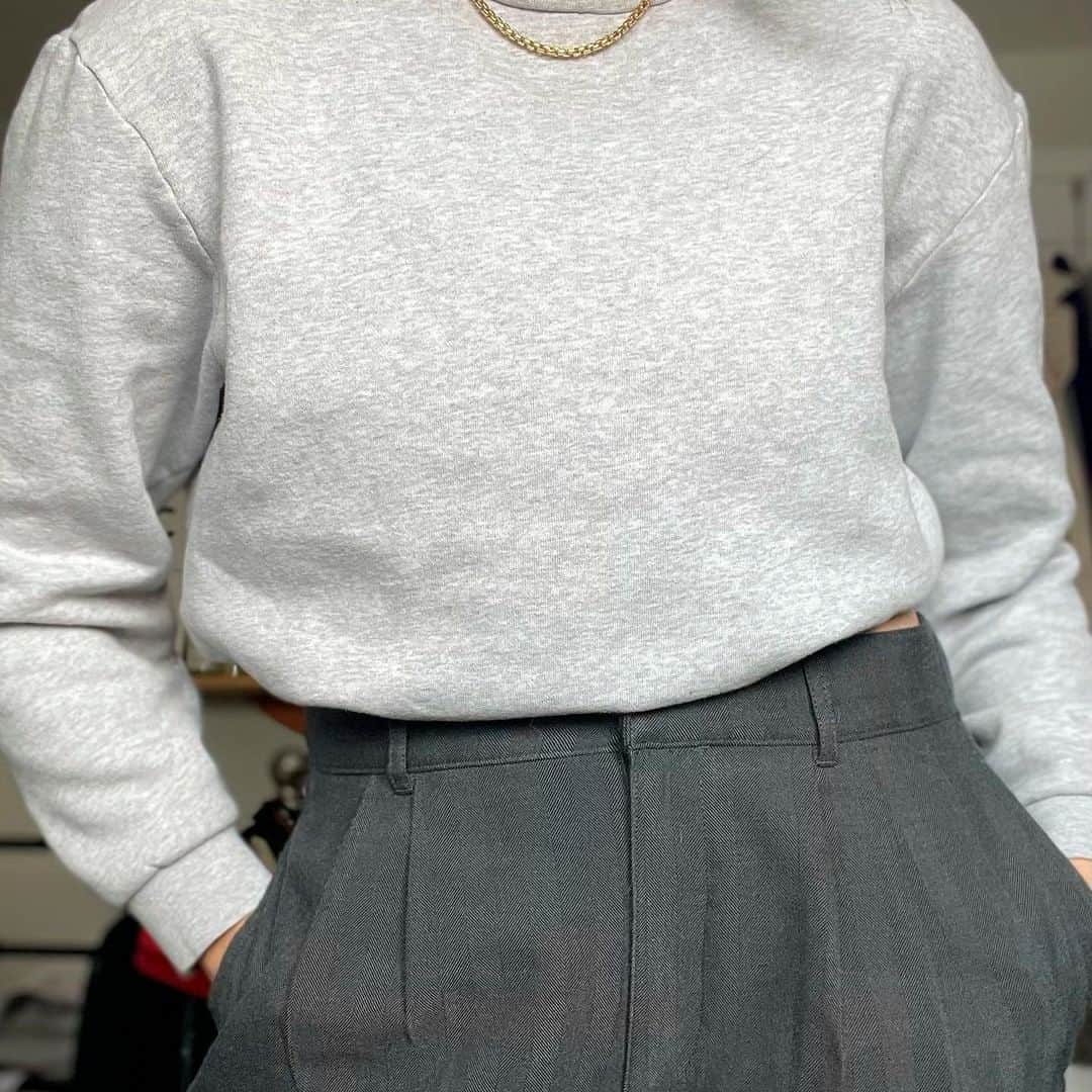 American Apparelのインスタグラム：「Smartly pairing together two shades of grey, is @hanwbz in our Unisex Peppered Fleece Pullover Crewneck in Dark Ash paired with high-waisted pleats. #AA #pepperedfleece #pullover」