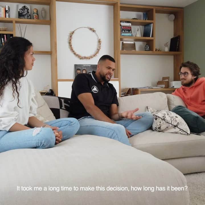 ジョー＝ウィルフリード・ツォンガのインスタグラム：「C’est avec beaucoup d’émotions que j’annonce aujourd’hui ma décision d’arrêter ma carrière professionnelle lors du prochain tournoi de @rolandgarros 🧡 Tellement de moments incroyables, de joie partagée avec un public qui m’a tant donné … en espérant encore un dernier frisson avec vous ! 🙌🏽😍 Plus d’infos lors de ma conférence de presse ce week-end pendant le tournoi de @rolexmontecarlomasters 😘  It is with great emotion that I announce today my decision to stop my professional career at the next French Open.  So many incredible moments, so much joy shared with a public that gave me a lot ... hoping for one last thrill with you!  More to come at my press conference this weekend during the Monte-Carlo tournament」