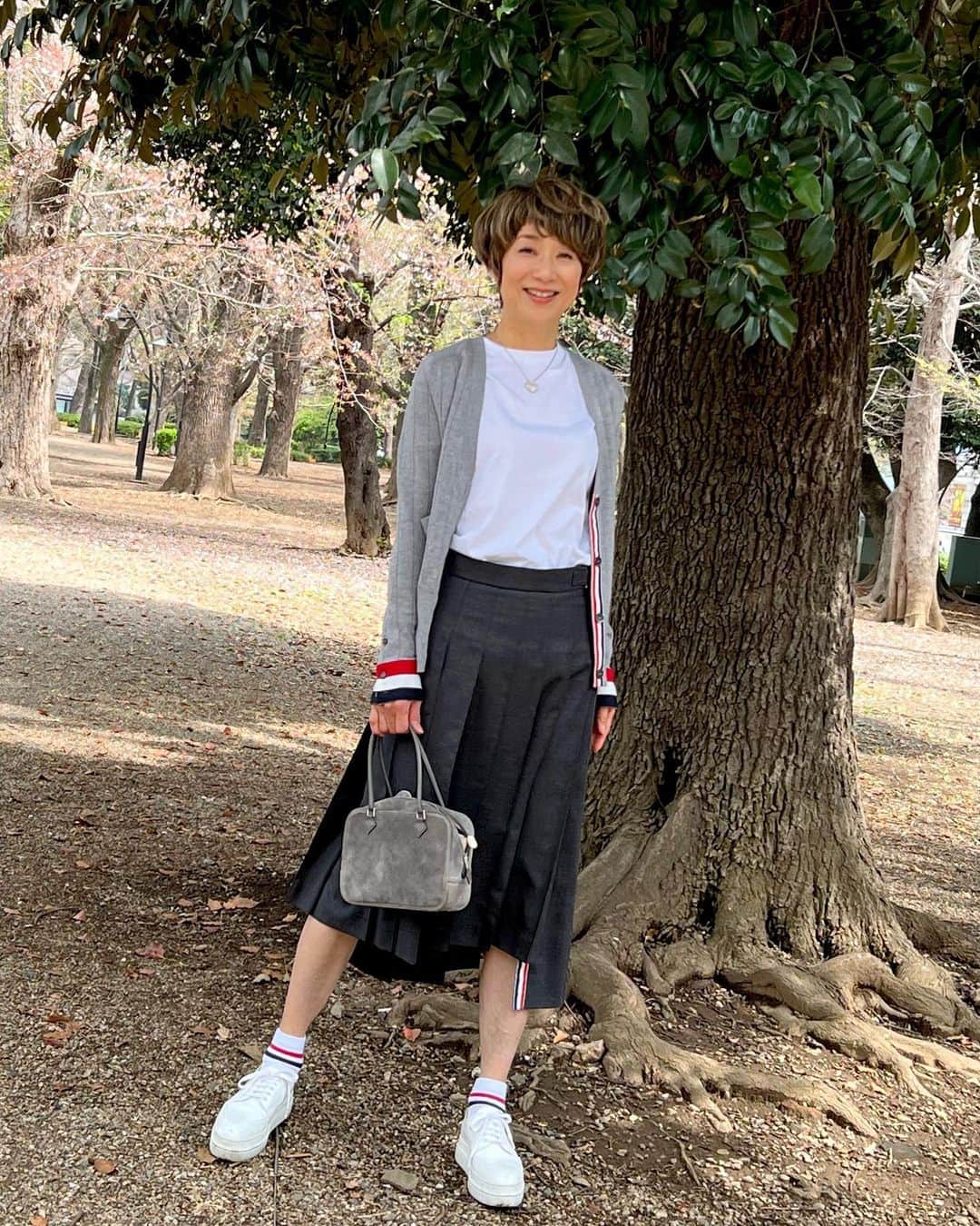 黒田知永子のインスタグラム：「. 暖かな1日 Tシャツにカーディガンでふらふら☺︎ その上足まで出してる🦵  #あんなに着込んでたのに笑 #thombrowne ｶｰﾃﾞｨｶﾞﾝ、ｽｶｰﾄ #黒田知永子 #chiekokuroda」