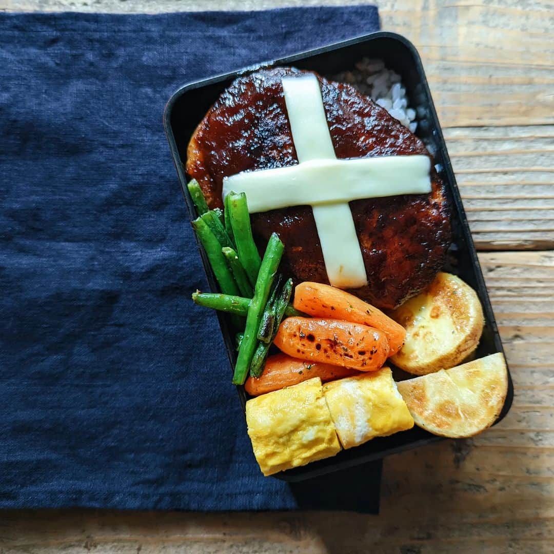 tamiのインスタグラム：「* #お弁当 *  ハンバーグ、いんげん、人参、じゃがいも、卵焼き。  ハンバーグのソースはケチャップ&ウスター、チーズはモッツァレラ。  * がんばれ木曜日〜！  #tami弁  #弁当#bento#lunchbox#ハンバーグ #ランチ#昼食#のっけ弁#旦那弁当 #ごはん#食事#暮らし#お弁当記録」