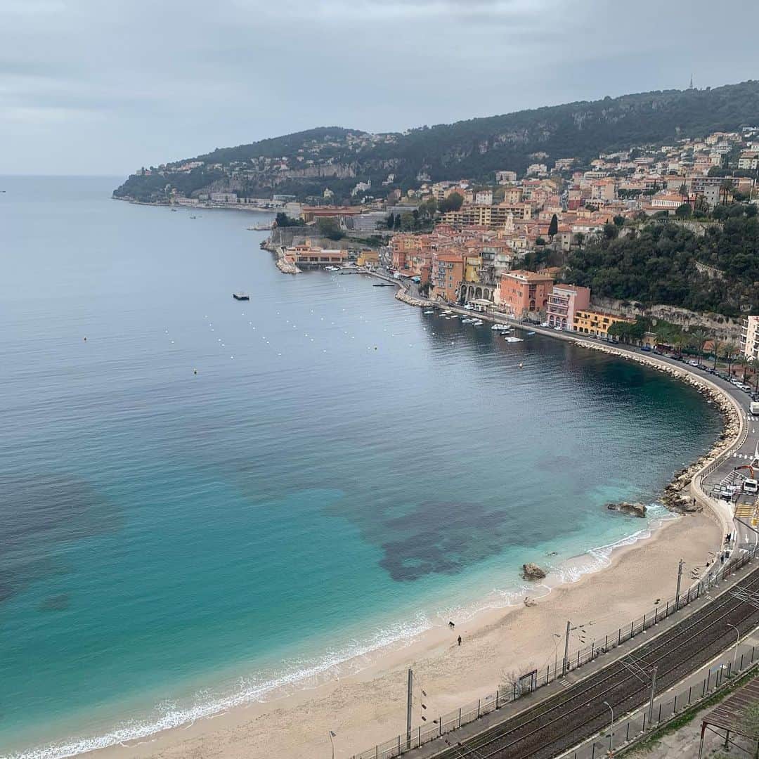 メン・セチャンのインスタグラム：「#프랑스 #france #7 #니스 #nice 추워서 수영하는 사람이 나밖에 없었다 다들 신기하게 쳐다봐서  기분 좋았다 #관종 #모나코 카지노는  여권을 깜박해서 못들어감 외관만 구경ㅠ  왜이렇게 맨날 어딜 못들어가는지 ^^ ㅋ  깐느도 가보고 넘나리 즐거웠던 남프랑스」
