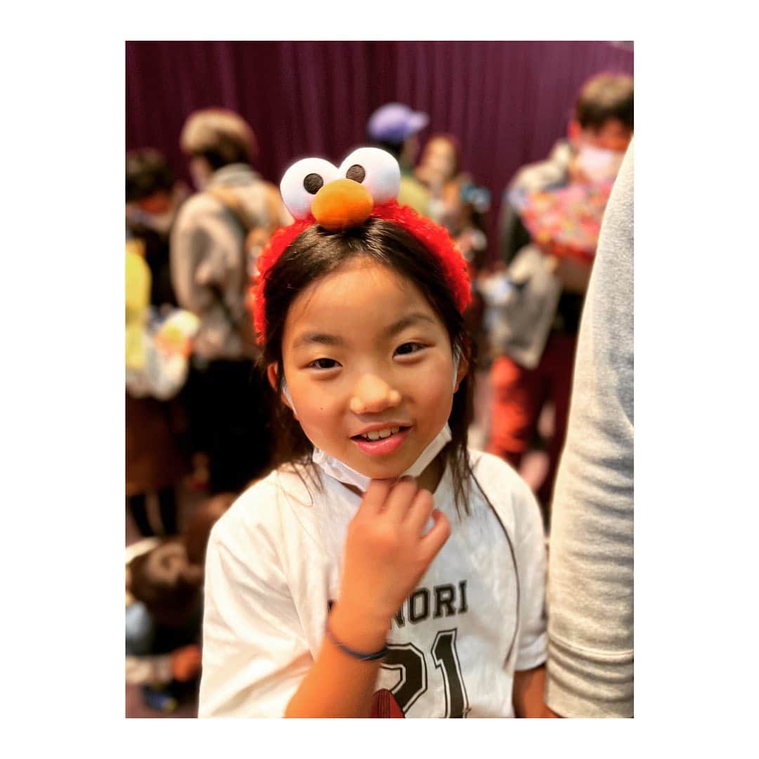 優木まおみさんのインスタグラム写真 - (優木まおみInstagram)「何も意識せず、好きなのを購入したのに、あれ？なんかこれ見たことある？と思ったら赤ちゃんの時にねえねがつけてたカチューシャでした。  自然に赤ちゃんの時と同じカチューシャを選んでるねえねが愛おしい。」4月7日 18時00分 - yukimaomi
