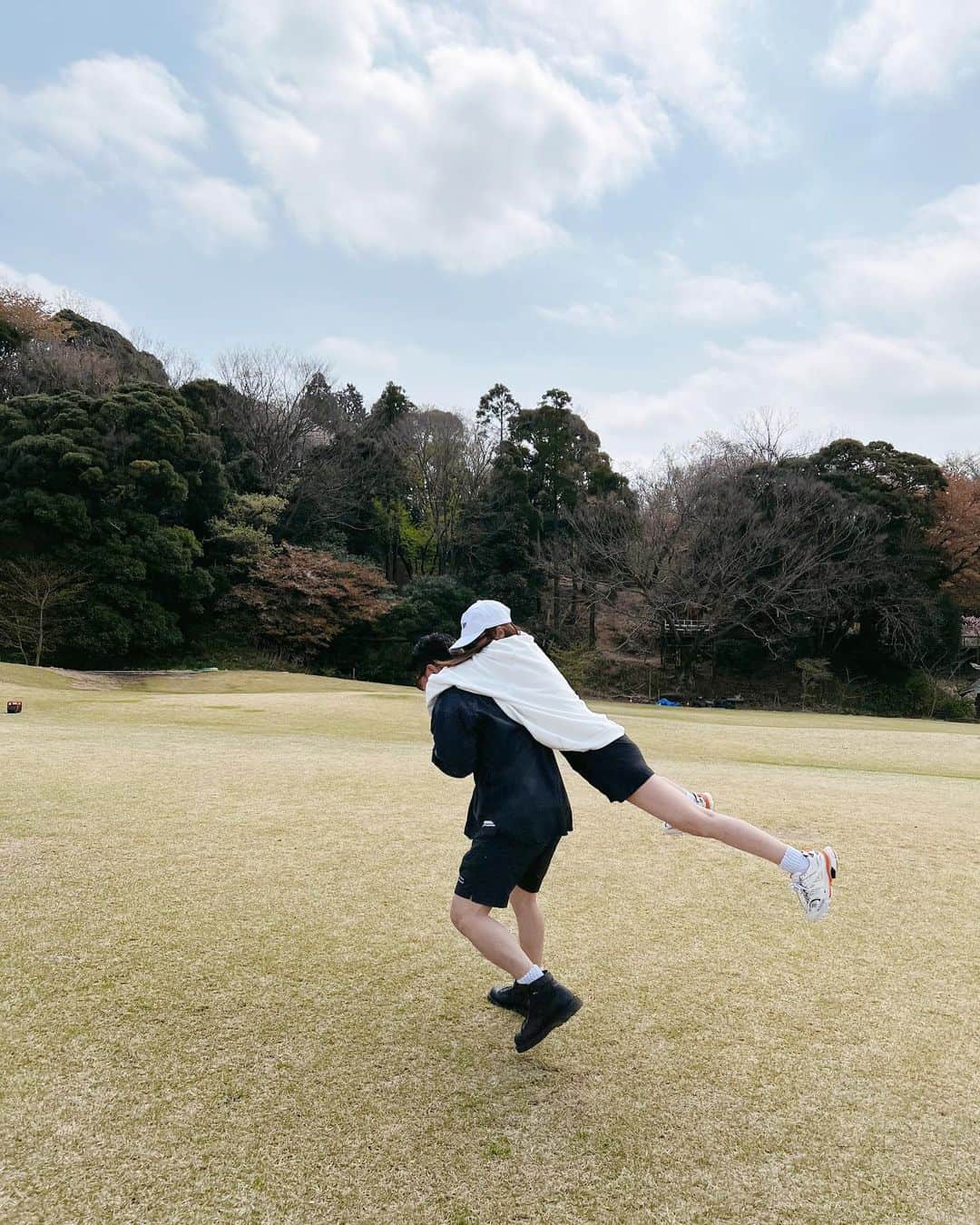 近藤千尋のインスタグラム：「自然の中で家族サービスday🌲🤍 おんぶして私を振り落とそうとするけど 意地でも落ちない私の写真。笑 そんな太田夫婦、 明日はラヴィットです！みてね📺❤️❤️笑」