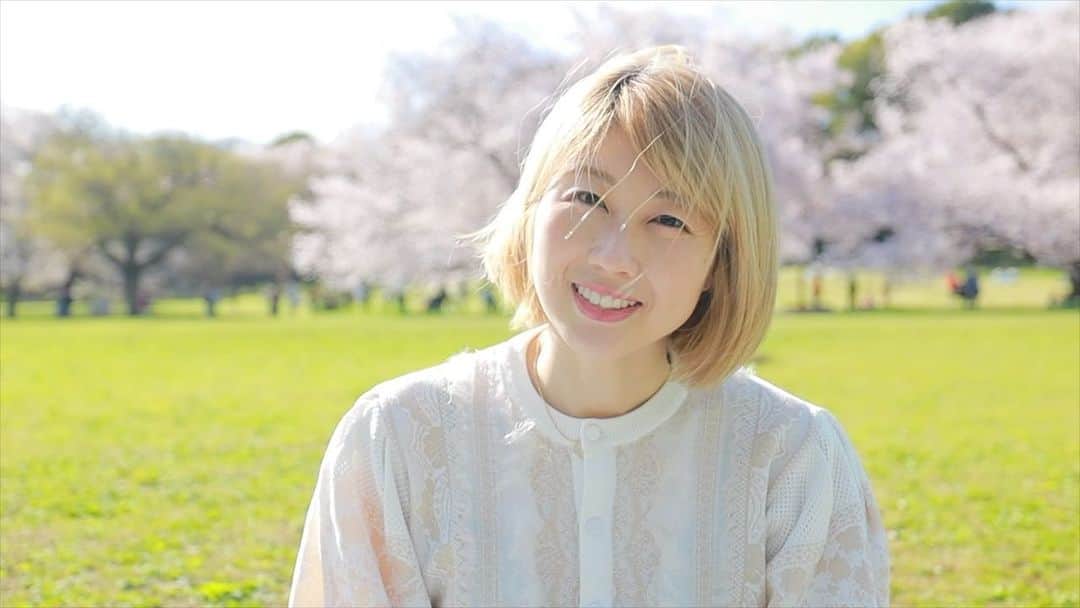 吉田ちかのインスタグラム：「今夜1000本目の動画をアップします✨ この大きなマイルストーンを機に、皆さんにお手紙を書いてみました。Dear meではなく、Dear youです☺️  21時にプレミア公開するので、よかったら一緒にみてください😊  プレミア公開の際は字幕が表示されないかと思うので、内容は改めて見て頂きたいのですが、同じ時間を共有するという意味でチャットでご一緒できたらと思います❤️  Uploading my 1000th video tonight! I thought a lot about what I wanted this video to be about and I decided to write you a letter.  Premiering it at 9PM Japan time😊 most of it’s in English btw😉  Hope you come watch with me❤️」