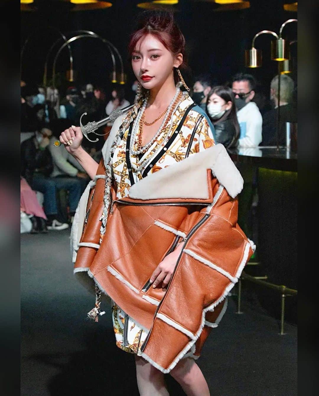 明日花キララのインスタグラム：「今回で4度目のショーの出演でした。 いつもありがとうございます！ アクオドAWの海賊テーマのLOOKかわいいなあ🏴‍☠️🖤 このムートン形かわいすぎた🐏🤍 80万、🥹💸 でもほちーな @i_chanu_m_acuod ください🥹笑」
