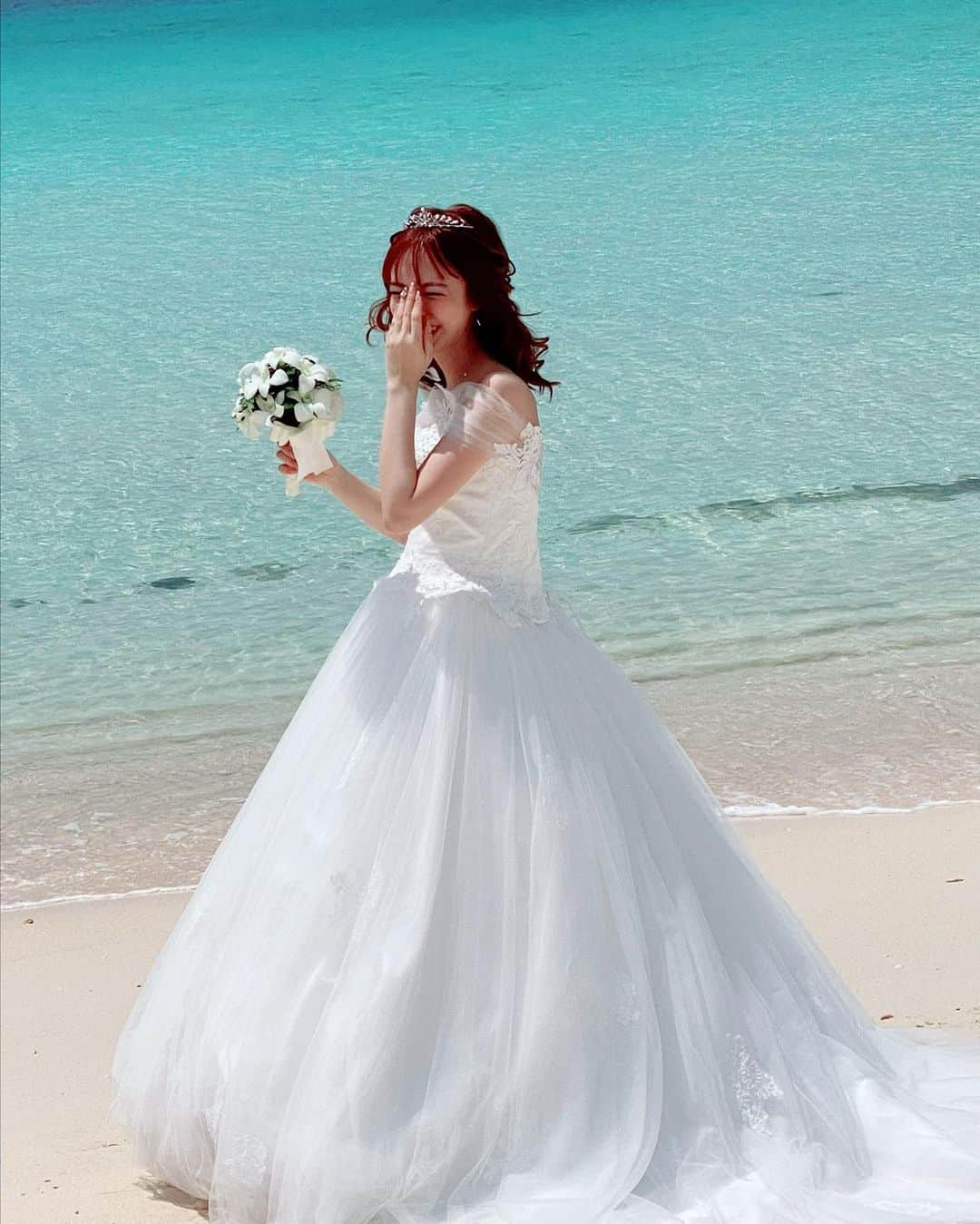 サキ吉さんのインスタグラム写真 - (サキ吉Instagram)「前浜ビーチの真っ白な砂浜が眩しくて 目が開かなくて潰れたあんぱんみたいな ひどい顔の写真ばっかり🤣 大丈夫かなwww カメラマンさんのデータに期待🥹❤️ 奇跡の一枚ありますように🤣 ． 結婚式の余韻が抜けないけど、 今東京に戻ってきました✈️💨 結婚式の日以外にもたくさん写真撮ったからアップしてくね💓 少しお付き合い下さい🌺🌴🐠 ． ． ．  #宮古島 #宮古島ウエディング #与那覇前浜ビーチ #前浜ビーチ #リゾートウェディング #リゾ婚 #結婚式 #花嫁 #家族婚 #マタニティウェディング  #yonahamaehamabeach #miyakojima  #プレママ #新米ママ #女の子ママ #令和4年ベビー #プレママさんと繋がりたい #マタニティ #妊婦生活 #安定期 #初マタ #妊活 #不妊治療 #マタニティコーデ  #妊婦 #妊娠報告 #マタニティライフ #初マタライフ  #マタニティフォト #妊娠7ヶ月」4月7日 19時11分 - sakikichi1201