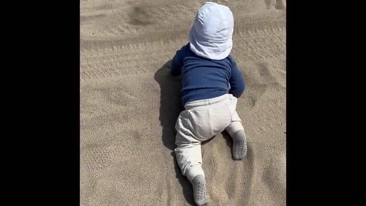 ミーナ・スヴァーリのインスタグラム：「He’s off. 🔥#OneYearOld #BabyHope」