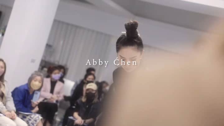 Abby Chenのインスタグラム：「一場課程背後要感謝付出的人太多太多！ 從架設舞台、架設電視屏幕、專業的實況課程轉播團隊，還有協助我課程的團隊行政人員、財務、助理們、攝影師、主持人、彩妝師們等等等，辛苦背後所有人對我的付出，當然也很感謝每一場課程的模特們～ 大家努力為我做出好的課程是我們共同努力的成果，是我一個人完成不了的，你們是最棒的，能和你們合作是我的榮幸！ 🥺🙏❤️ 📹 @u_chunnn」