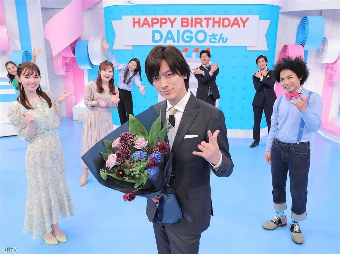 ZIP!さんのインスタグラム写真 - (ZIP!Instagram)「DAIGOさん！1日早いけど…🥳🎉 お誕生日おめでとうございまうぃっしゅ🤟🏻  新年度✨新しいファミリーも加わって❗️ 気持ちも新たに、よろしくお願いしまうぃっしゅ‼️  #DAIGO #誕生日 #HappyBirthday #水卜麻美 #田中毅 #畑下由佳 #大町怜央 #忽滑谷こころ #マーシュ彩 #くぼてんき #ZIP!🎀」4月7日 12時26分 - ntvzip