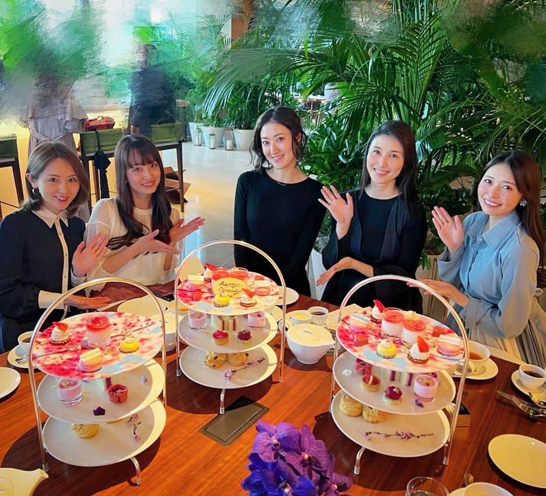 黒澤ゆりかのインスタグラム：「定期的なアフタヌーンティー女子会✨  @toranomonedition で千花さんのお誕生日のお祝いをしたよ☺️🥂  ちょうど蜷川実花さんのコラボで可愛かったです🦋  次回も楽しみ♪ オススメあったら教えてください😋  男性はなかなか行かないかな🤔笑」