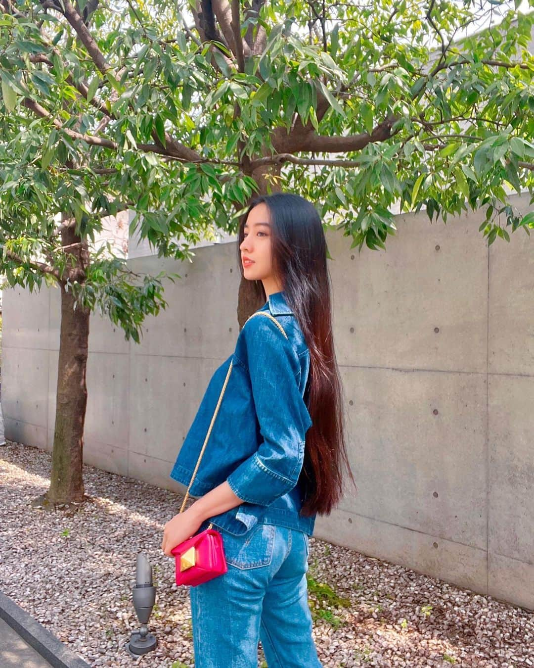 kokiさんのインスタグラム写真 - (kokiInstagram)「With my #OneStudBag ♥️ #VALENTINOGARAVANI  @maisonvalentino @pppiccioli   ポップピンクの可愛いバッグ🥰デニムのコーディネートのアクセントになりますね！」4月7日 13時18分 - koki