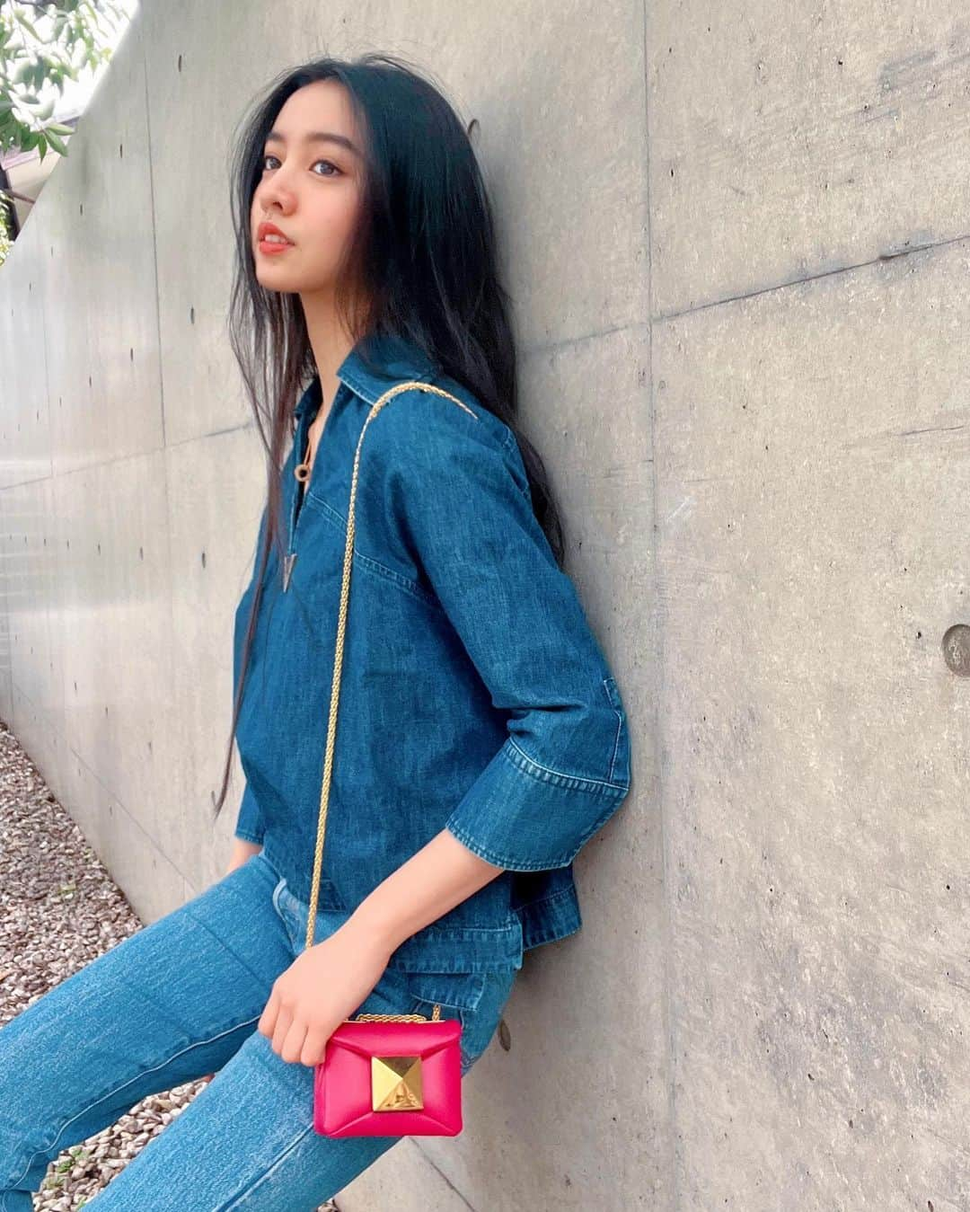 kokiさんのインスタグラム写真 - (kokiInstagram)「With my #OneStudBag ♥️ #VALENTINOGARAVANI  @maisonvalentino @pppiccioli   ポップピンクの可愛いバッグ🥰デニムのコーディネートのアクセントになりますね！」4月7日 13時18分 - koki