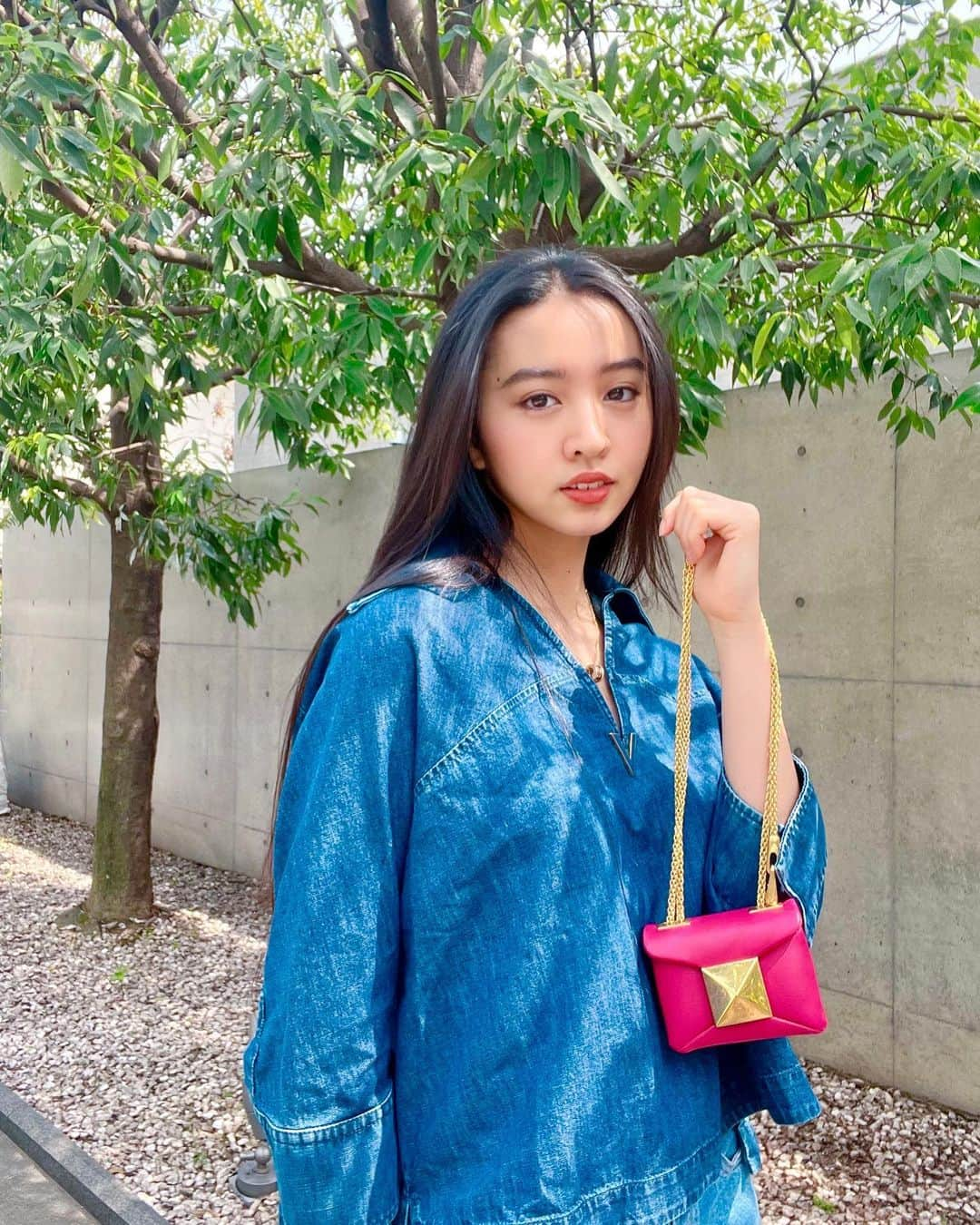 kokiさんのインスタグラム写真 - (kokiInstagram)「With my #OneStudBag ♥️ #VALENTINOGARAVANI  @maisonvalentino @pppiccioli   ポップピンクの可愛いバッグ🥰デニムのコーディネートのアクセントになりますね！」4月7日 13時18分 - koki