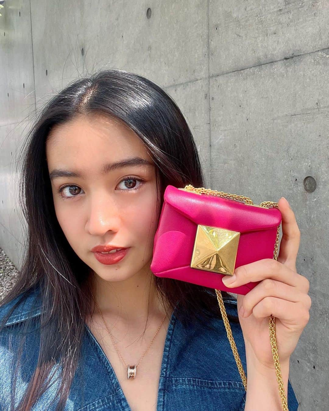 kokiさんのインスタグラム写真 - (kokiInstagram)「With my #OneStudBag ♥️ #VALENTINOGARAVANI  @maisonvalentino @pppiccioli   ポップピンクの可愛いバッグ🥰デニムのコーディネートのアクセントになりますね！」4月7日 13時18分 - koki