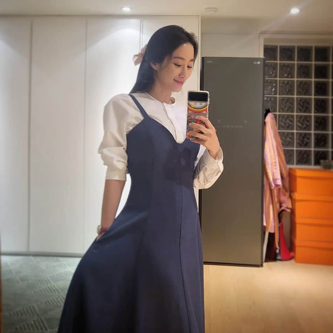 チョン・ヘビンのインスタグラム：「거리에는 봄꽃나무들이 활기가 넘치고 마스크에 가려져있지만 모두가 미소짓고 있는것 같네요^^ 올 해에는 좋은 소식들로 가득 채워질것만 같습니다   그래서 저도 조심스럽게 좋은 소식 하나 들려드리고 싶어서요~   감사하게도 저에게 아기천사가 찾아왔네요♡   지금13주차가 되어 이제 제법 배도 살짝 나와보입니다^^ ㅎㅎ노산이라 조금 걱정했는데  건강관리를 열심히 한 보답을 받는지 입덧도 없고 특별한 고생없이 잘 보내고 있습니다^^   아가 태명은 바른이에요  바르게 잘 태어나주길 바라는 마음으로 남편과 지어줬습니다   올 해 많은분들의 임신소식이 들려오고 결혼소식도 많고~ 축하와 축복이 가득한 해인듯 한데   저도 한 몫 한것 같아 뿌듯합니다^^ 축복해주시는 모는 분들께 감사드리며   이제껏 얼어붙어 녹지않았던 여러가지 큰문제 작은 문제들이 모두 원만히 해결되고 여러분 모두의 삶에 다시 행복과 활력이 가득하시길 기도드리며 행복한 봄날 보내세요❤」
