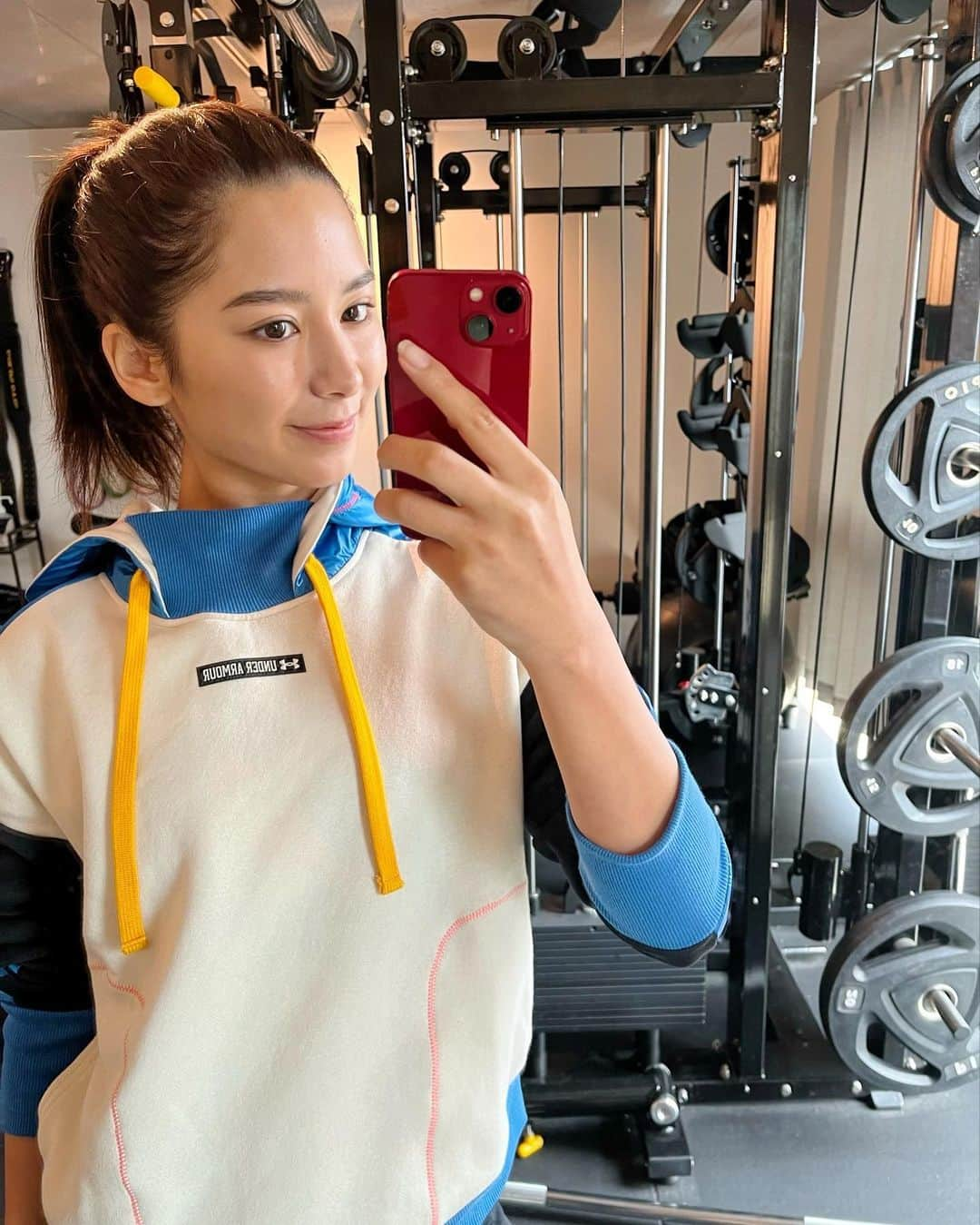 ヴァッツ美良さんのインスタグラム写真 - (ヴァッツ美良Instagram)「長らくトレーニングサボってたから 体がまたぺったんこに なってきちゃった🥲 角度詐欺しないと今こんなぷにぷにだわ、、 筋トレしないとメリハリでないなぁ けど、あったかくなってきてようやく スイッチ入ってきた🔥 夏に向けて今から準備！  それにしても朝トレはやっぱり最高に気持ちいい！😳✨  #準備はできているか#アンダーアーマー#underurmour#筋トレ#筋トレ女子#トレーニングウェア」4月7日 14時02分 - miravats_06