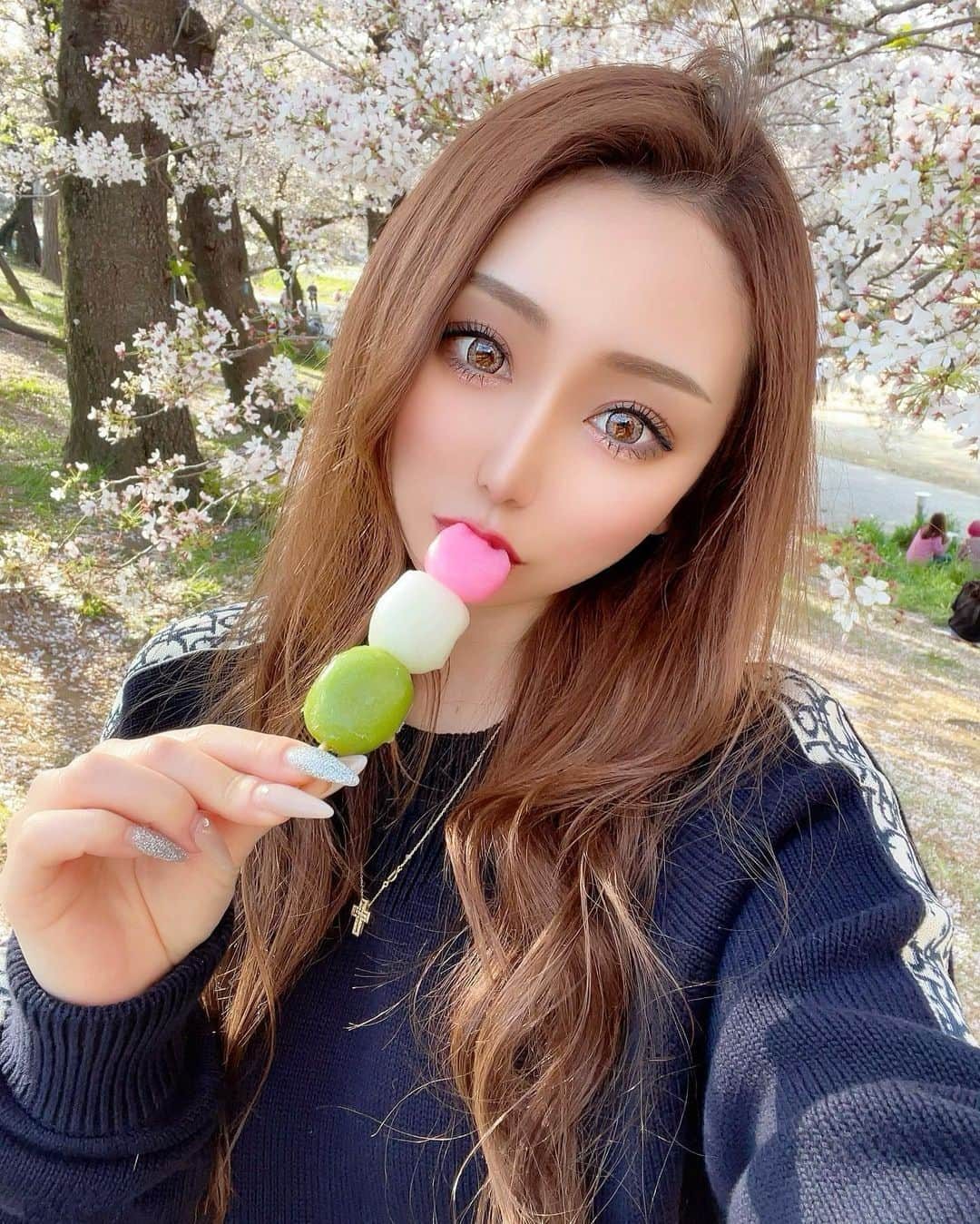 HIMEKAのインスタグラム：「. . 花より団子🍡 . . 2個食べた😮💖 和菓子スキ🤍 . . #花より団子 #三色団子 #お花見 #桜」