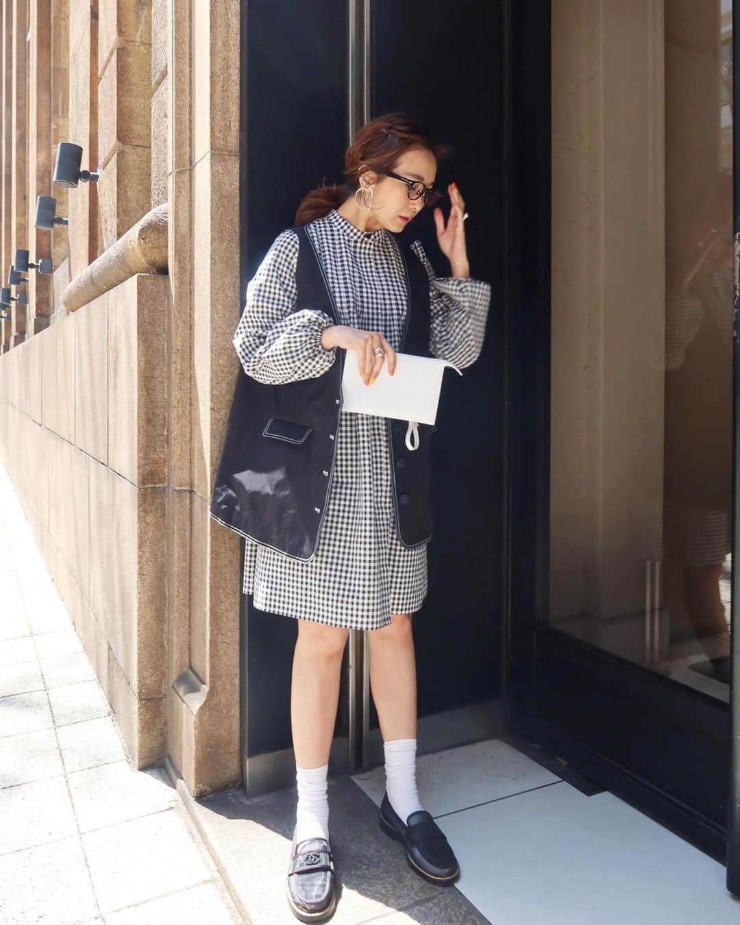 Mai Wakimizuのインスタグラム：「今夜発売のタキシードライクジレ。ワンピースとの合わせも可愛いんです♡マニッシュさとスイートさがmixされてて私の好きな感じ♡今年はGジャンよりジレ合わせが多くなりそう＼(^o^)／そして、ワンピースは毎年人気のスモックワンピ！一押しはこのgingham check♡これはいつもの丈で、新しくロング丈も作ってます♡ gilet:#linkable @linkable_official(今夜20:00発売) dress:#linkable @linkable_official(来週14日発売予定) #wakkinstyle#ootd#coordinate」