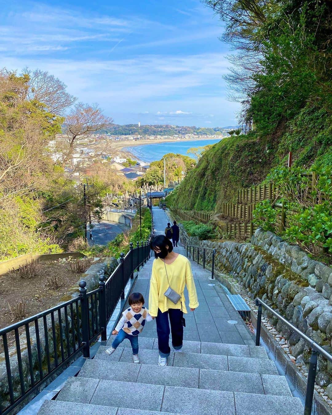 阪本智子さんのインスタグラム写真 - (阪本智子Instagram)「👦🏻♡  2022.04.07 今日で碧羽が#1歳8ヶ月 になりました💗  こんなこともできるの？！と、 毎日驚きの連続であっという間にまた1ヶ月が経過😂❕  両親のよく喋るところ、よく笑うところ、陽気なところ、ママの魚好きなところ、パパの穏やかさはしっかり受け継いでくれています🧬✨ 要領の良さはどっち似かしら？😏  長くなるけど💦 記録として出来るようになったことを書いておこう📝  ★言えるようになったこと ・あおくん→アオクン ・飛行機→コーキ ・靴→クク ・耳→ミミ ・目→メ ・口→エチ ・ウォルト→ウォント ・猫→ニャー ・バナナ→ニャニャ ・にんじん→ニンジンチャン ・すごい→ゴーイ ・美味しい→オイチ/ウマイ ・可愛い→カーワイ ・プール→プーウ ・怖い→コワーイ ・ハンバーグ→アンマンン ・お○っこした→チッチーヤ(お○っこやう○ちをした時にかなりの確率で教えてくれるようになりました) ・ありがとう→アットゥ(お辞儀をしながら)  ★認識しているキャラクター パウパト ロッキー→ロッキー パウパト ラブル→ラボゥ パウパト スカイ→カイ パウパト ズーマ→ンーマ アンパンマン→アンマン  ★できるようになったこと ・おもちゃの線路を組み立てられる ・"そこに立ってはいチーズ"でポーズを取る ・ストップというと止まる(たまに) ・平均台や網の遊具を歩けるようになった ・"お風呂に入るよ"と言うと服を脱ごうとする ・お風呂で体を洗おうとする ・ボディクリームを塗ろうとする  ★週３通っているプールでは、 ついに腕の浮き具から腰の浮き具に移行しました🏊‍♂️✨ しっかり手足を動かせるようになるといいなぁ❕  お昼はマスクの紐を触りながら寝たり、夜は首に抱きつきながら寝たりまだまだ甘えたくんですが💙  最近、自分より小さい子にいないいないばぁをしてあやしてあげたり、ニコニコしながら見たりとだんだん男の子になってきました✨ このまま優しい子に育つように愛情たっぷり育児頑張ります☺️💗  そういえば、、 イヤイヤ期ってそろそろなのかな😅？  #family #mama #son #20ヶ月 #息子 #ママ #子育て #育児 #男の子 #男の子ママ #親バカ部 #親子リンクコーデ #お花見 #桜 #阪本智子」4月7日 14時16分 - tomoko_sakamoto423