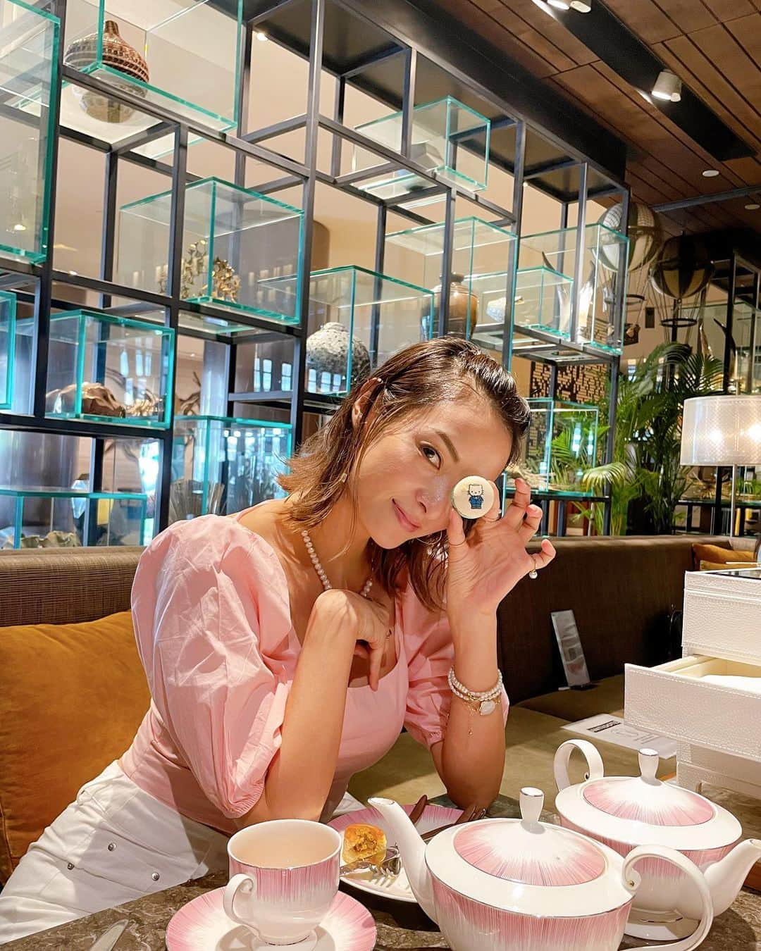 畑田亜希のインスタグラム：「Hello kitty 🐱 High tea 🫖   キティーちゃんのハイティーが可愛い過ぎました😍因みに携帯ケースもキティーちゃん🤣❤️  昔飼ってた猫ちゃんの名前もキティーちゃん😍w  食べるのが勿体ないといいながらペロリ😋🧁🍭  最近カロリー摂取が多すぎる🐷  またサプライズで娘のケーキも🎂  #2022 #sg #singapore #hightea #hellokitty #hellokittyhightea #fairmonthotel #springholiday」