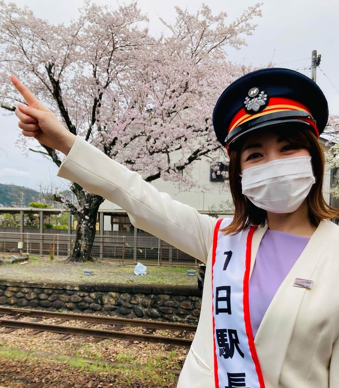 上山真未のインスタグラム：「⁡ 先日、長良川鉄道の一日駅長をつとめました🌟 ⁡ 沿線の郡上市出身のわたしにとって 長良川鉄道は大事なふるさとの1ページ。 ⁡ 一両編成のかわいらしい車両が 豊かな自然の中を走る様子が大好きです☺️ ⁡ 3枚目は、 「ときどき駅長」に就任したわんちゃんと🐕 お利口さんで可愛かったなぁ💓 ⁡ 貴重な機会を頂けて感謝感謝です🙇‍♀️ これからおくみの号が多くのひとに 愛されますように☺️🌈 ⁡ ⁡ #長良川鉄道 #おくみの号 #一日駅長 #わんこ駅長 #東海テレビ #アナウンサー #上山真未 ⁡ ⁡」