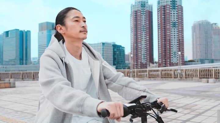 窪塚洋介のインスタグラム：「e-BIKEはただの移動手段ではなく、 誰もが心地よい未来を過ごせるトリガーになると確信しています。  今春、MATE. BIKE JAPANは、日本市場でのさらなる成長と社会貢献を追求していく姿勢を表明したコーポレートスローガン『この星の、走り方までデザインする。』を発表します。  ともに公開する本CMは、上陸時からMATE. BIKE JAPANのアンバサダーを務める窪塚洋介が、未来へ誘う案内人として登場。地球環境や人類への願いを込め、100年後の未来をフルCGで描いたオリジナルストーリーです。  我々が理想とする東京の街を、MATE. BIKEとともに颯爽と走り抜けます。  「この星の、走り方までデザインする。」 スペシャルサイト https://mate-bike.jp/sp/slogan  #matebike #この星の走り方までデザインする #窪塚洋介  Production List Starring : Yosuke Kubozuka Creative Director : KOVA FILM  3DCG Designer : Yu Takahashi VFX Designer : Ray Wakui Motion Graphics Designer : Kentaro Kanaya  Music : Hiroto Uyama  Cinematographer : Atsushi Sugimoto 1st : GyuSeong Jang Gaffer : Hideto Ishii Assistant : Hayata Matsuzawa / Kosei Kurata / Shota Konnai / Takumi Kitamura / Next / Katter Extra : Yayoi Daimon / Naoya Imashiro / 8Dogg / Ryo Murakami Hair&Make : Syuji Sato Storyboard illustration：Mai Nakamori Location Coordinate : Shohei Kabe / Harumi Gunji / Naoyoshi Minami  Copywriter : Yurie Mizuno Photographer：Nobuhiro Fukami Advertising Graphic Design : KOVA FILM Online article : Jumpei Ichikawa    PR : Yohei Makino / Maiko Narikiyo / Sara Kaneda / Saori Ohara Executive Producer : Naoya Imashiro / Takahiro Hattai   Presents : MATE. BIKE JAPAN」