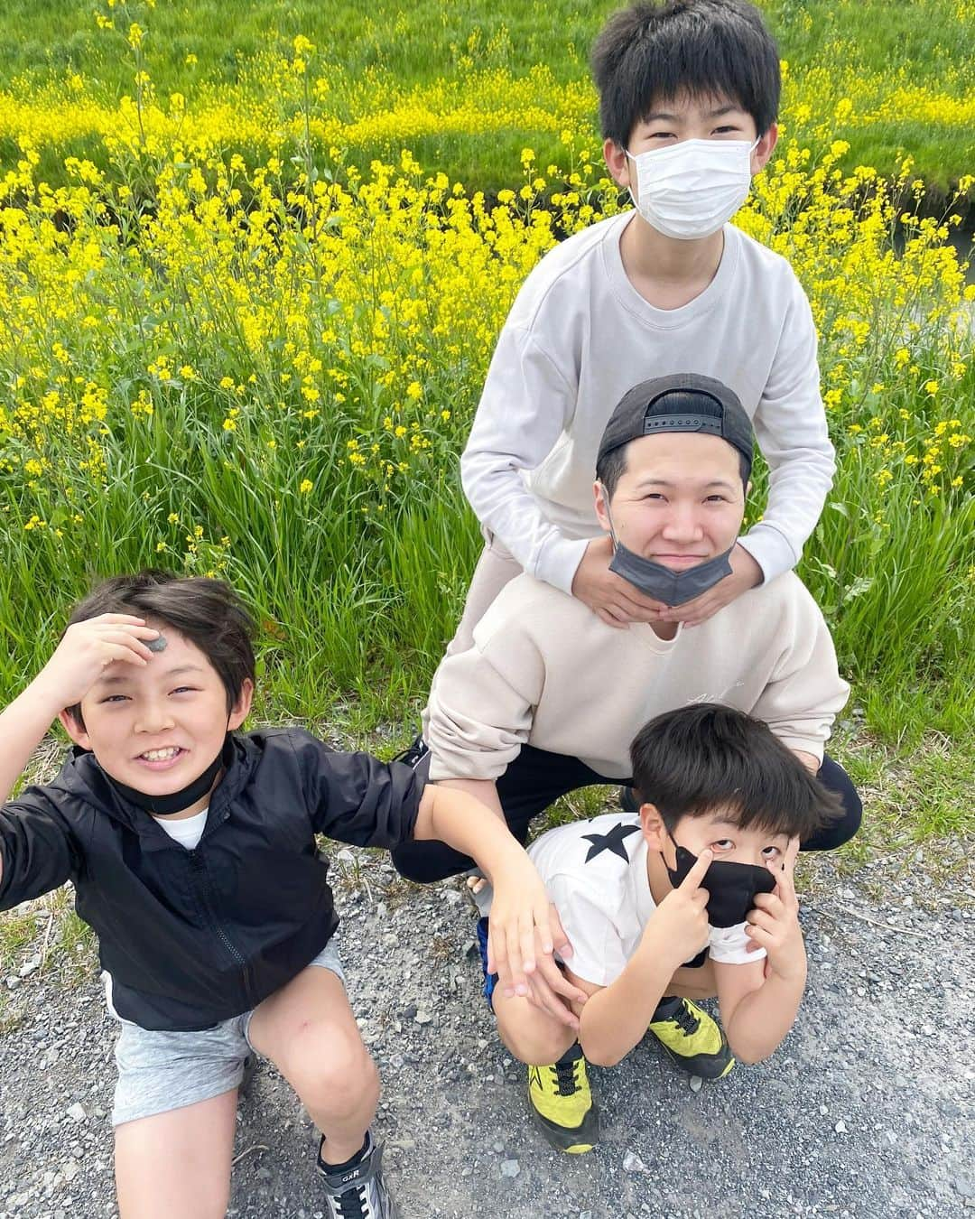 ブラザー4チャンネルのインスタグラム：「【春休み最後のお散歩】 明日はだいちゃんの入学式🌸 ⁡ いっくんが3年間通ってきたおすすめの通学路を大ちゃんに教えながら、みんなでお散歩に行ってきました！😊 ⁡ 遠い・・・💦 ⁡ 大ちゃん明日から頑張れー‼️ ⁡ #brother4 #YouTuber #通学路 #散歩 #中学校入学式 #だいちゃん」