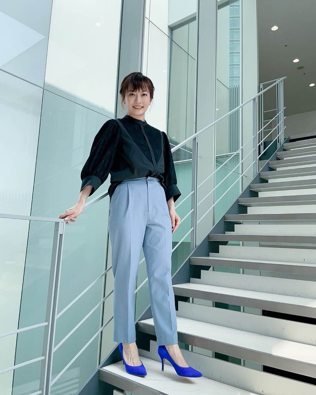 のインスタグラム：「今日の『大下容子ワイド!スクランブル』を見てくださった皆さん、ありがとうございました🤍  #大下容子ワイドスクランブル  @wide_scramble   #ブラウス @rawfudge_official   #パンツ @micaanddeal_official  @micaanddeal.ebisu  @micaanddeal.marunouchi  @micaanddeal.urawa  @micaanddeal.futakotamagawa   #ピアス @pourtoi_jp   #パンプス @kanematsu_official   #スタイリスト @tamakumamakiko   #テレビ朝日 #アナウンサー #島本真衣」