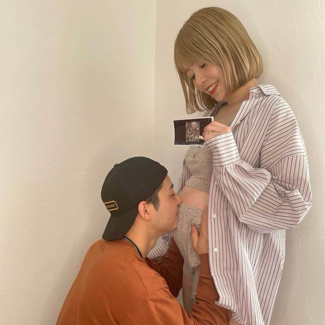 二宮璃子のインスタグラム：「ご報告です🌷  私ごとですが、この度新しい命、第３子を授かりました👶♡♡  今は安定期にも入っており８月に出産予定です💕もしかしたら私と誕生日が同じ日になるかも…？です🌻🌻 👶が８月、せいちゃん９月、るりちゃん１０月…なんか凄い♡  今回は３人目にして初めての悪阻を経験して、吐きながら泣いたりしてました😢  無事に赤ちゃんも順調に大きくなっていてほっとひと安心です。  ３人目はお腹の出るスピードが早くて ビックリしてます、、笑笑 胎動も感じるようになって ぽこぽこよく動いてます🍼 もう既に愛おしくてたまらない🥺  そして、毎度ながら体重管理が難しい😂 食べてなくても増えていく体重、、、笑 今回は何キロ増えるんだろう🤰笑 もう体重計乗るのが怖くなってきてます🤣  YouTubeのコメント、インスタDM 温かいメッセージ沢山ありがとうございます😢💓 予定日近いままさん、妊娠中の方も 沢山居てびっくりしました☺️🌷 妊娠中は気持ちの浮き沈みが激しくて 落ち込むことが沢山あるけど、みんな頑張ってる…って思って私もマタニティライフを過ごそうと思います💞  今後も暖かく見守ってもらえると嬉しいです♡♡  #報告 #妊娠中 #妊娠中期 #マタニティライフ #マタニティフォト #マタニティフォトセルフ #3人目妊娠中 #3人目妊娠中ママ #妊娠6ヶ月　#妊娠6ヶ月のお腹」
