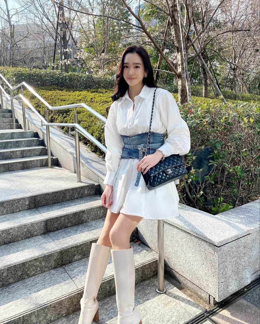 太田麻美のインスタグラム：「私服🌸🌸  op&shoes... @darich_official  bag... @chanelofficial   #ootd #outfit #fashion #code #coordinate #darich #springfashion #私服 #コーデ #ファッション #シャツワンピース #コルセット #ワンピース」