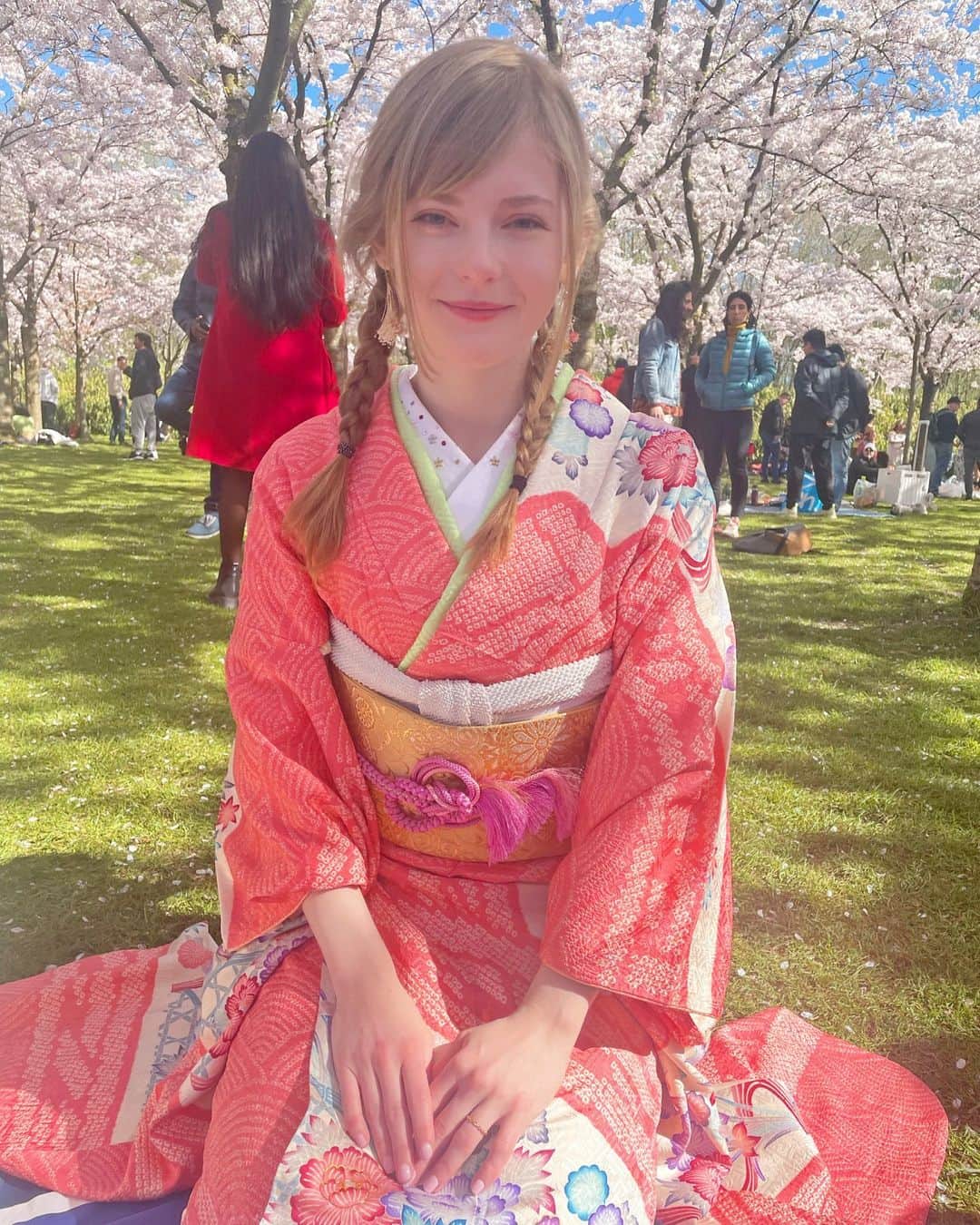Ella Freyaのインスタグラム：「Had a great time wearing kimono !  And it was even picked up by Japanese news !!!  @sushi.fanatics  @trico_kimono」