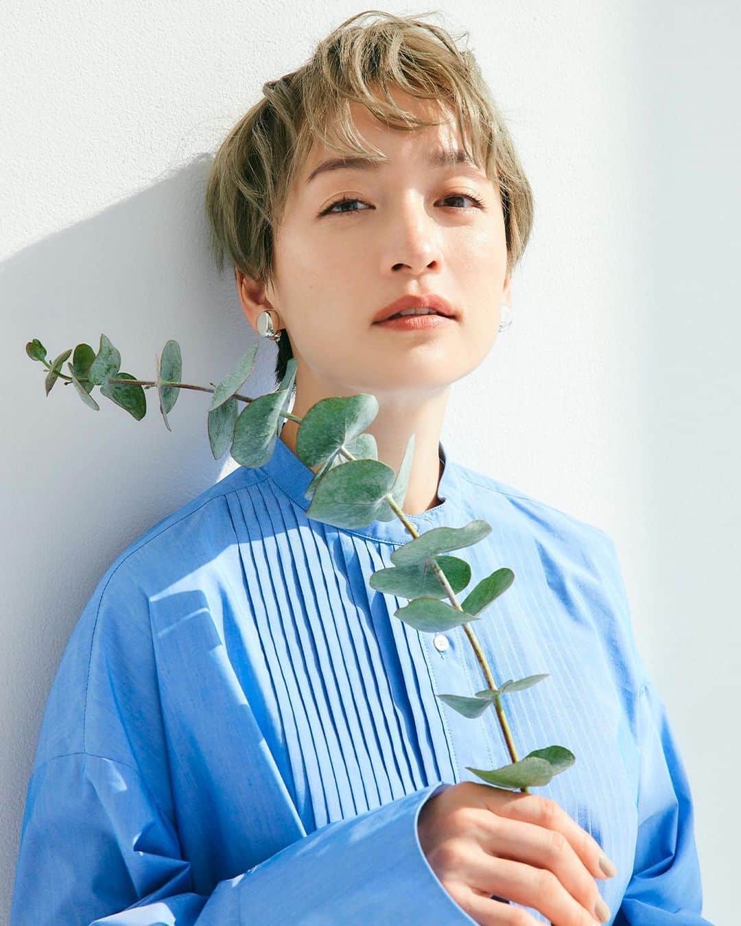 高山都さんのインスタグラム写真 - (高山都Instagram)「シャツが好きです。 王道スタイルできちんとするのはもちろん、普段の自分らしく、ラフに着崩していく着方も好き。 作りの良いものに触れた時の高揚感、ハリのある生地や、まっすぐなシルエット、パリッとしてて、シャキンと背筋が伸びる感じが、シャツっていいなぁーとワクワクします。 開けたり閉めたり、出したり入れたり、シーンや気分に合わせて、好きなように一枚の美しいシャツを着る。 そーいうのって楽しいなぁーと改めて感じた撮影でした。 @s_essentials_ のシャツを色んなスタイルで福田麻琴さんがコーディネートを組んでくれて、ふたりで対談もさせてもらっています。 そして、今日の19時半からはライブもあります。 皆さんに、美しいシャツの魅力が伝えられますよう頑張ります！ まことさんと、いっぱいお喋りしながら、シャツの着こなし紹介していきますー！」4月7日 17時33分 - miyare38