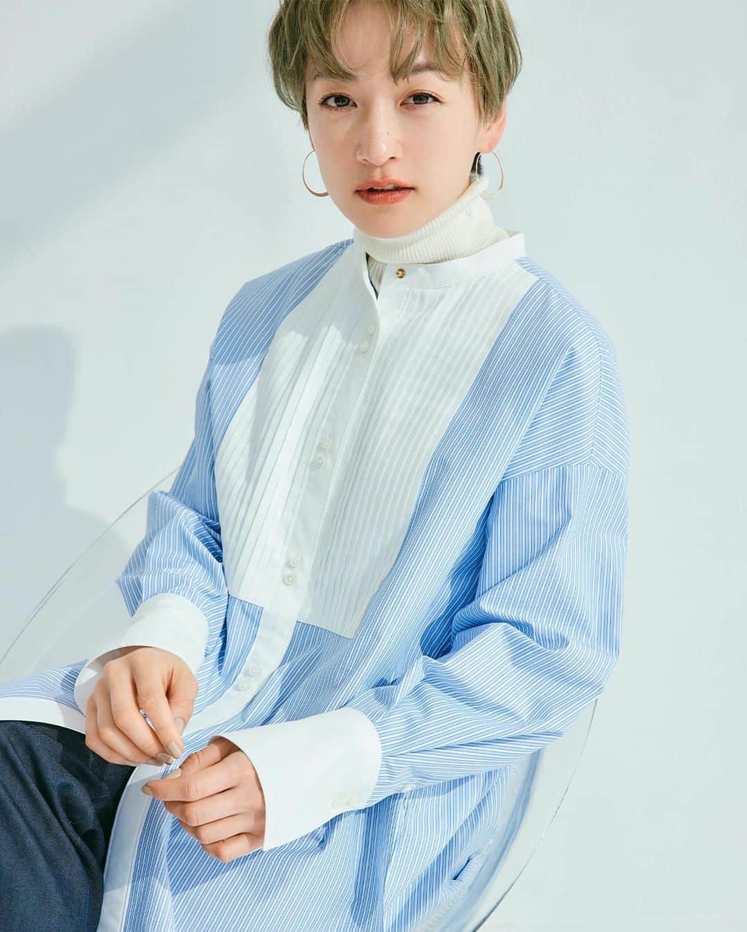 高山都さんのインスタグラム写真 - (高山都Instagram)「シャツが好きです。 王道スタイルできちんとするのはもちろん、普段の自分らしく、ラフに着崩していく着方も好き。 作りの良いものに触れた時の高揚感、ハリのある生地や、まっすぐなシルエット、パリッとしてて、シャキンと背筋が伸びる感じが、シャツっていいなぁーとワクワクします。 開けたり閉めたり、出したり入れたり、シーンや気分に合わせて、好きなように一枚の美しいシャツを着る。 そーいうのって楽しいなぁーと改めて感じた撮影でした。 @s_essentials_ のシャツを色んなスタイルで福田麻琴さんがコーディネートを組んでくれて、ふたりで対談もさせてもらっています。 そして、今日の19時半からはライブもあります。 皆さんに、美しいシャツの魅力が伝えられますよう頑張ります！ まことさんと、いっぱいお喋りしながら、シャツの着こなし紹介していきますー！」4月7日 17時33分 - miyare38