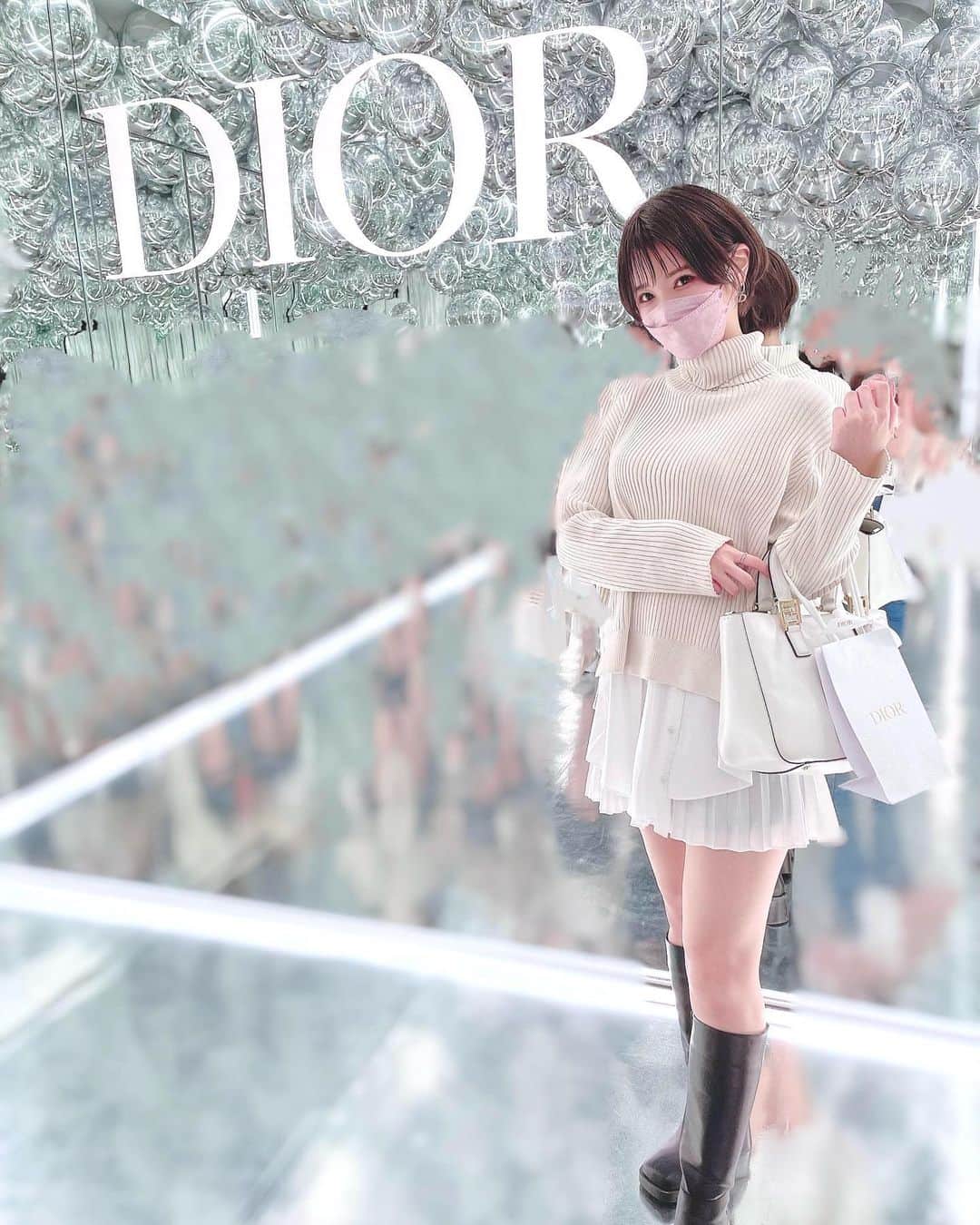 相良ましろのインスタグラム：「. 3月25日から4月3日までのDior ポップアップストアに行ってきたよ💄♡  新クチュールケースのデニムにリップをカスタムして買いました👖🤍  Dior大好きだし素敵空間すぎて 誘ってくれた友達にも感謝🥺✨  . #Dior #diorポップアップストア #ポップアップストア #ディオールコスメ #ホワイトコーデ #ショートカット #snidel #fendi」