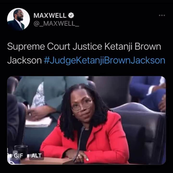 マックスウェルのインスタグラム：「Look. A Supreme Court Judge !   #judgeketanjibrownjackson •👩🏿‍⚖️」
