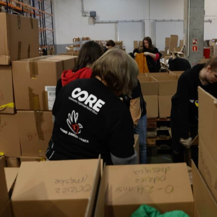 ショーン・ペンのインスタグラム：「These are Ukranian and Polish staff at a warehouse funded by @coreresponse packing emergency supplies to ship out to refugee shelters. Help their efforts by donating at the link in my bio or text “CORE” to 24365」