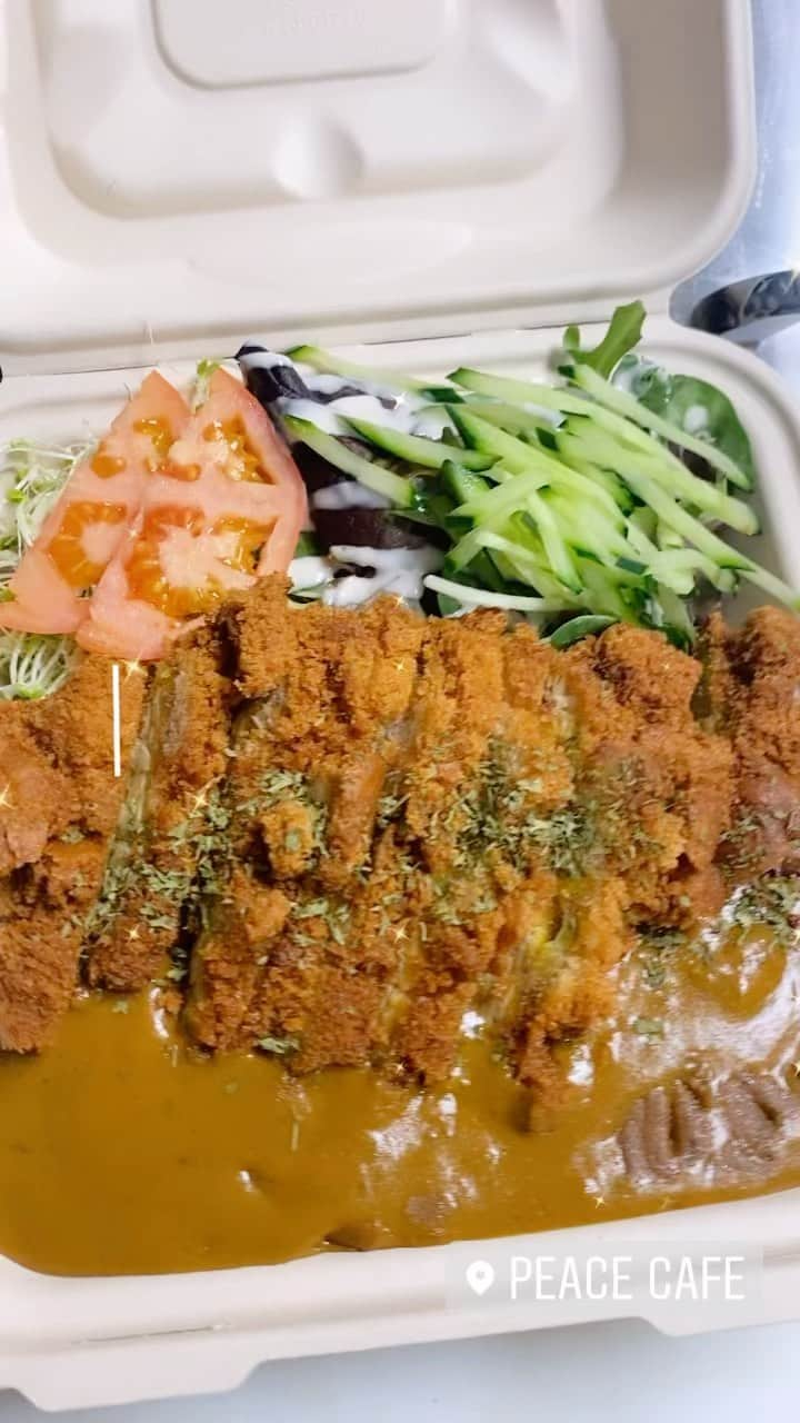 Peace Cafeのインスタグラム：「Vegan Tofu or Temphe Katsu Curry❤️  #vegan #nondairy #healthyfood #spices #turmeric #dericious #hawaii #oahu #peace # love #plantbased #happy  #platelunch」