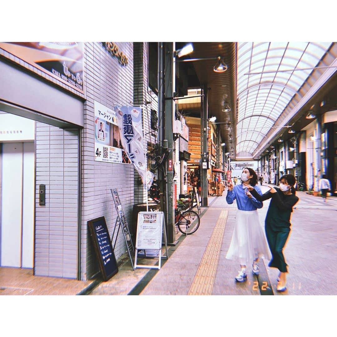 武田華奈さんのインスタグラム写真 - (武田華奈Instagram)「. 若草通り🌿 先輩方から、20年前はファッションと音楽文化の最先端で九州のおしゃれさんたちがこぞって集まる場所だったとよく聞きます。 みなさんどんな時間を過ごしたんでしょうか。 またそんな光景が見たいな〜、と思いつつ若草通りニューオープンの天ぷらのお店で酒井瞳ちゃんとロケでした🐟 . 感動と驚きで大騒ぎロケ後、順不同の前フリ撮影でこんなテンション🕺 . 明日4/8、9:50〜再放送です⭐︎ #よかばん #若草通り #古き良き時代」4月7日 19時49分 - kana_takeda.19