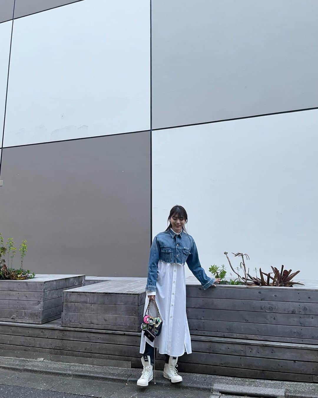 井手上漠さんのインスタグラム写真 - (井手上漠Instagram)「#バクコーデ シャツドレスの後ろのぱっくりスリットがかわいいすぎる。背中ちょい見せが程よくエッチで私のどタイプ。🤤」4月7日 19時55分 - baaaakuuuu