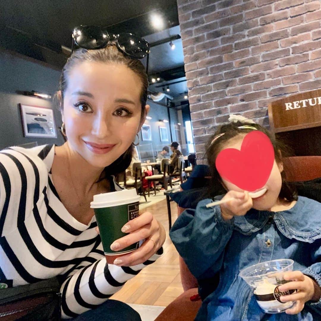 PINKYのインスタグラム：「娘とデート👩🏻❤️👧🏻  家族やお友達と一緒にはもちろんだけど、娘と2人だけでお出かけするのも大好き❤️  彼女は素敵なレストランで食事をすることや、ショッピングをしてお茶をするのも好きなので、既に私の小さな相棒という感じ👩🏻👧🏻💞  ・・・  #love #happy #family #momlife #babygirl #4歳 #daughterlove #motheranddaughter #娘とデート」