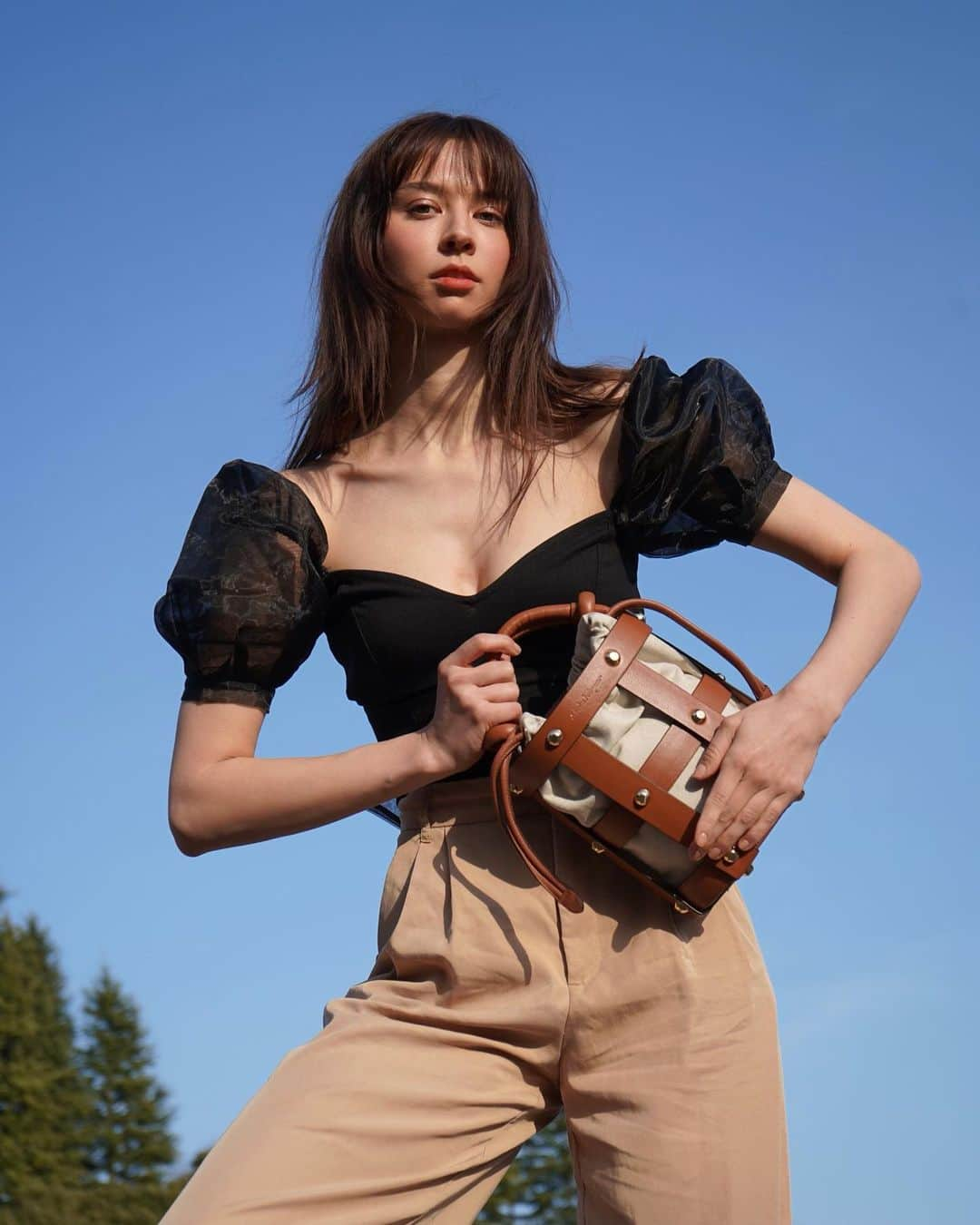 ALEXAさんのインスタグラム写真 - (ALEXAInstagram)「The bag that will carry me though spring and summer ✨🌸 years to come 😍   #ferragamo #FerragamoCageBag #フェラガモ @ferragamo」4月7日 20時08分 - alexa_luczak