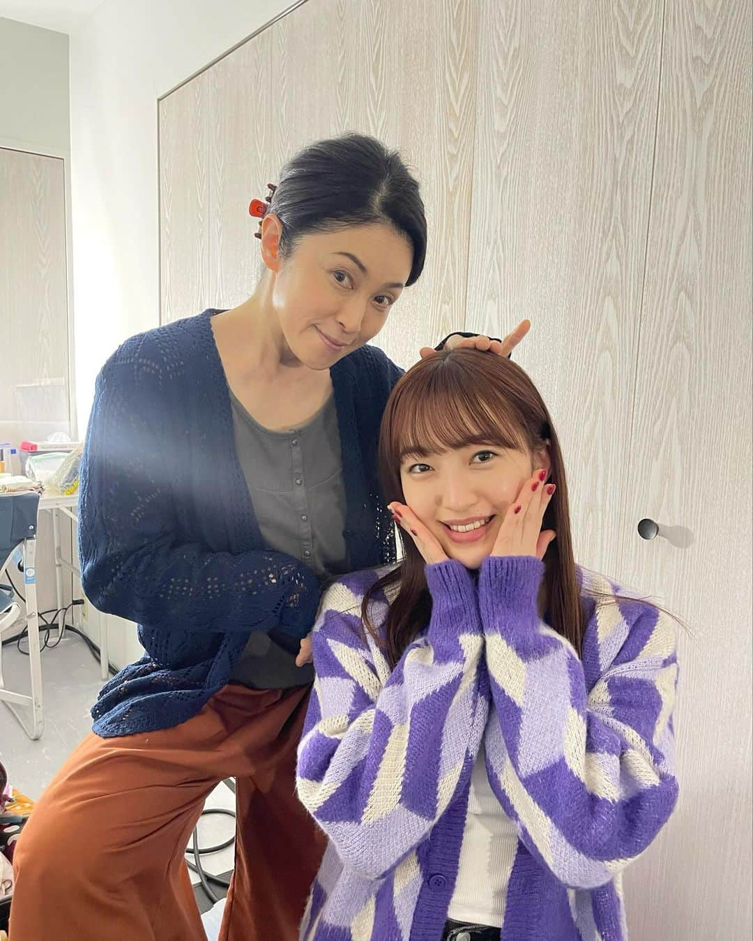 田島芽瑠さんのインスタグラム写真 - (田島芽瑠Instagram)「#吉祥寺ルーザーズ 放送まであと4日🌷✨  本日は濱田マリさん演じる胡桃沢翠さんとのツーショットです📸 翠さんとっても大好きなんです🥺一話も好きなシーンがいっぱいあって、何度見ても笑っちゃいます😂現場でも笑いに包まれていました！皆さんお楽しみに〜♡  吉祥寺ルーザーズのインスタグラム（　@tx_losers ）には舞ちゃんのコメント動画が投稿されていますよ♪そちらも是非チェックよろしくお願いします！」4月7日 20時10分 - meru_chan_official