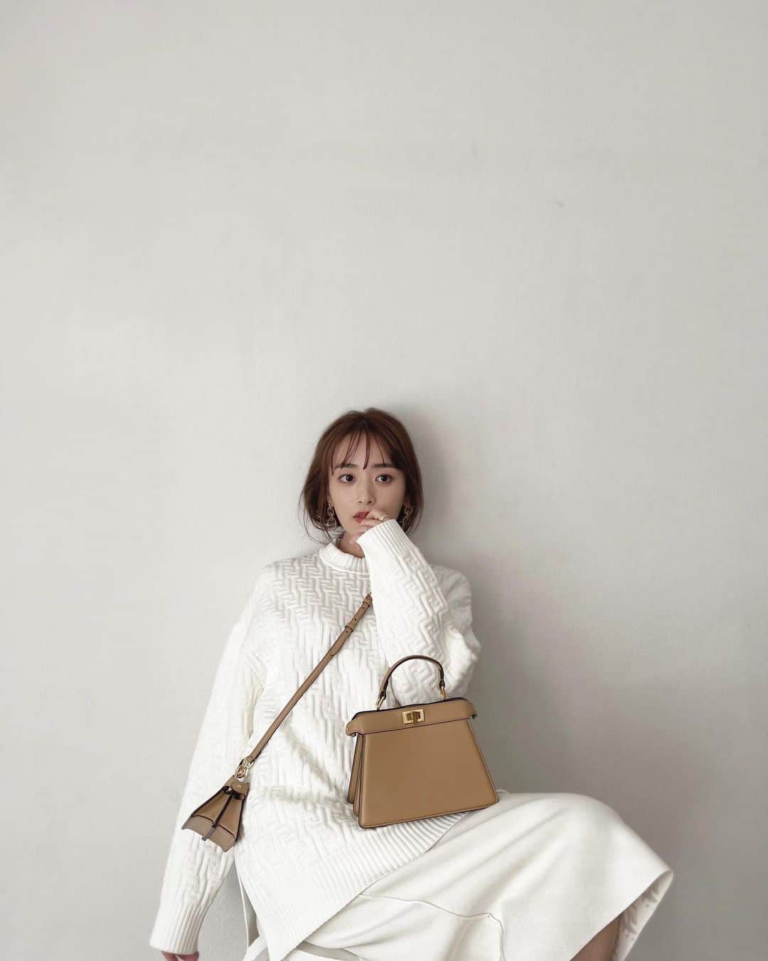 近藤千尋のインスタグラム：「愛してやまない　 @fendi  のPeekaboo🤍🤍🤍 こんなミニサイズが登場🥹 全身FENDIで 撮影してもらいました📸✨ 他にもカラフルで いろんなお色がありましたよ🌈  #Fendi #FendiPeekaboo  @fendi」