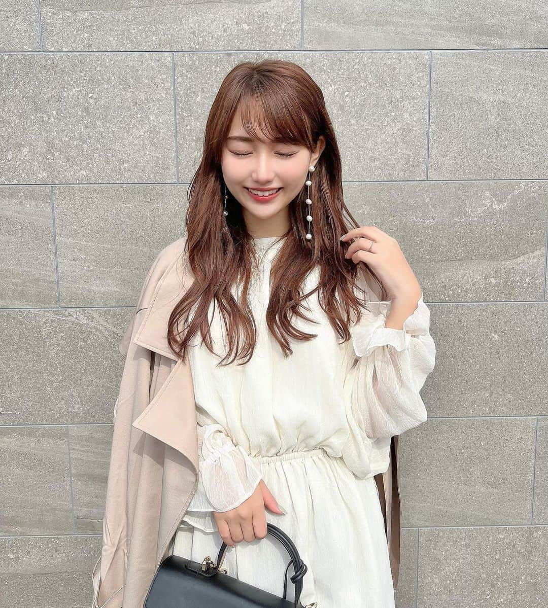 加藤里奈さんのインスタグラム写真 - (加藤里奈Instagram)「⋆  dress〻 @acym_official  coat〻 @micoameriofficial  earrings〻 @laralaura73   ワンピースは バックオープンが可愛くて @acym_official でゲットしたよ🥺 インナー着て、肌見せしてる🤭  生地感も可愛くてお気に入り〜 風でふわふわ揺れる感じ🫧  コートは、 @micoameriofficial のです！ このトレンチ、後ろがめっちゃ可愛いの！ 後ろ姿上手く撮れなかったけど伝わるかな？ スライドしてみてね🫶🏻  #ootd #fashion #instafood #instagram  #hairstyle #outfit #code #instafashion  #ファッション #撮影 #ヘアスタイル #ヘア  #コーディネート #コーデ #今日の服  #ワンピース #春コーデ #トレンチコート #acym #micoameri」4月7日 20時27分 - katoco0326