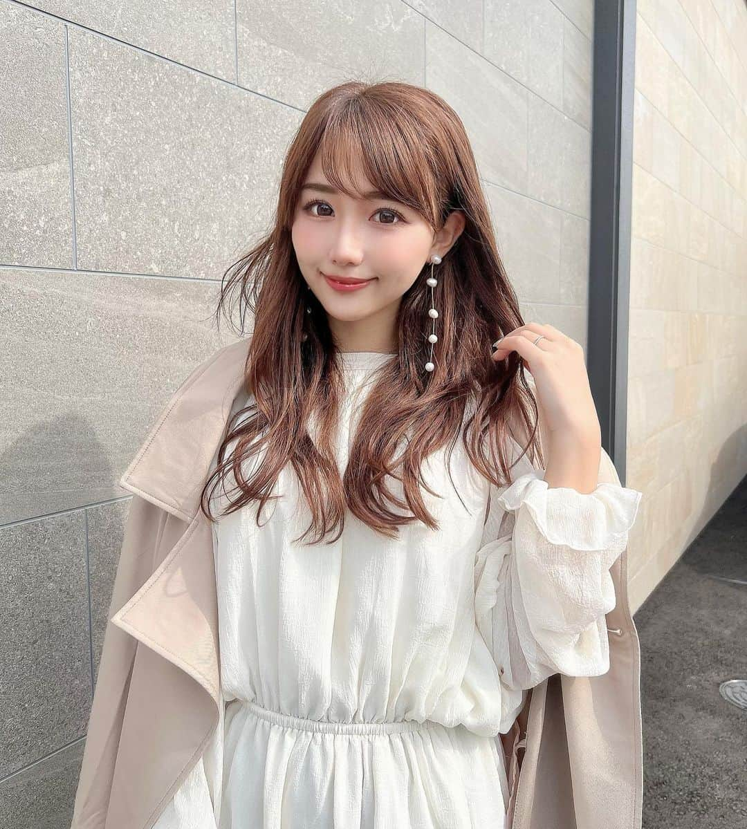 加藤里奈さんのインスタグラム写真 - (加藤里奈Instagram)「⋆  dress〻 @acym_official  coat〻 @micoameriofficial  earrings〻 @laralaura73   ワンピースは バックオープンが可愛くて @acym_official でゲットしたよ🥺 インナー着て、肌見せしてる🤭  生地感も可愛くてお気に入り〜 風でふわふわ揺れる感じ🫧  コートは、 @micoameriofficial のです！ このトレンチ、後ろがめっちゃ可愛いの！ 後ろ姿上手く撮れなかったけど伝わるかな？ スライドしてみてね🫶🏻  #ootd #fashion #instafood #instagram  #hairstyle #outfit #code #instafashion  #ファッション #撮影 #ヘアスタイル #ヘア  #コーディネート #コーデ #今日の服  #ワンピース #春コーデ #トレンチコート #acym #micoameri」4月7日 20時27分 - katoco0326