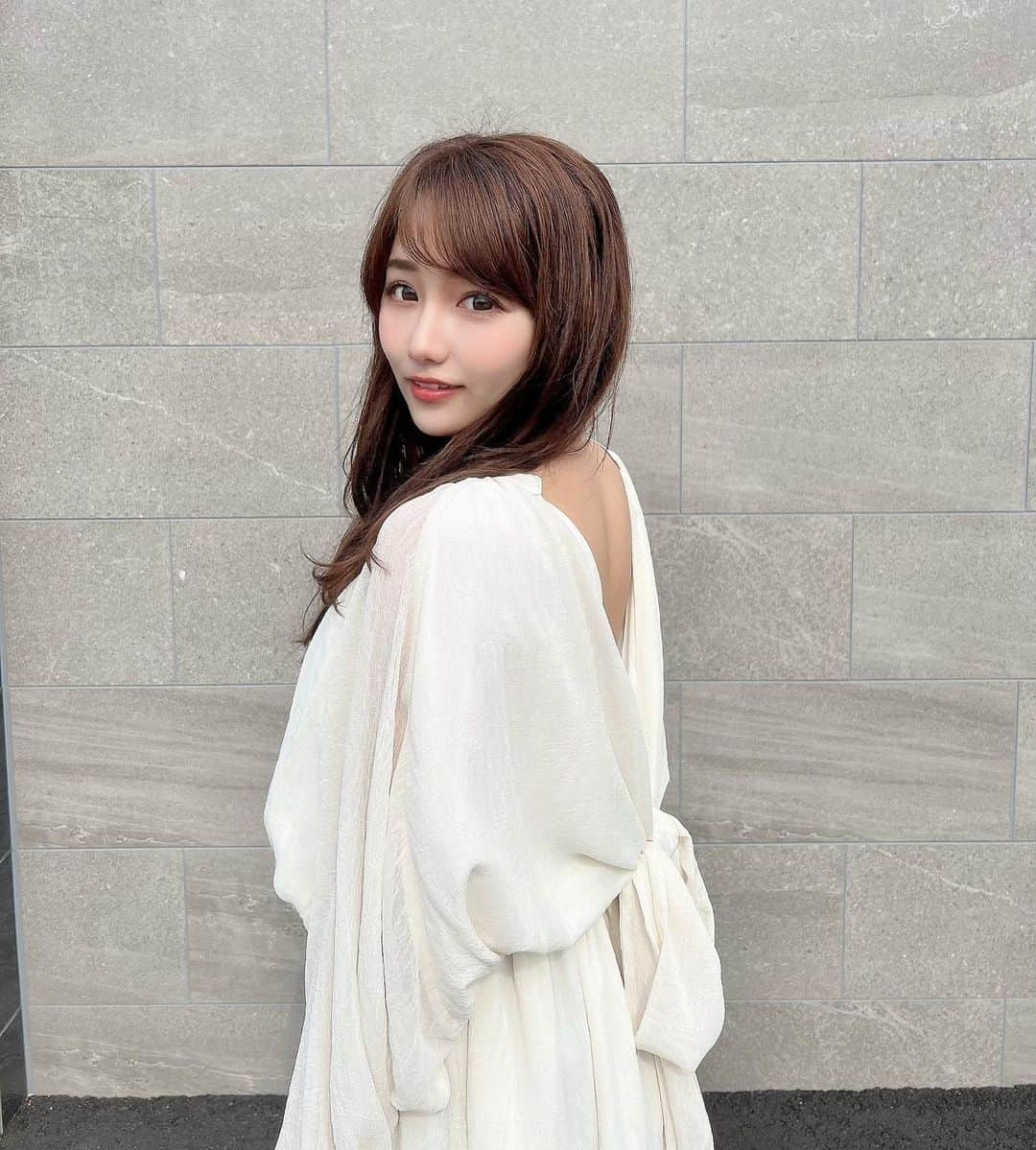 加藤里奈さんのインスタグラム写真 - (加藤里奈Instagram)「⋆  dress〻 @acym_official  coat〻 @micoameriofficial  earrings〻 @laralaura73   ワンピースは バックオープンが可愛くて @acym_official でゲットしたよ🥺 インナー着て、肌見せしてる🤭  生地感も可愛くてお気に入り〜 風でふわふわ揺れる感じ🫧  コートは、 @micoameriofficial のです！ このトレンチ、後ろがめっちゃ可愛いの！ 後ろ姿上手く撮れなかったけど伝わるかな？ スライドしてみてね🫶🏻  #ootd #fashion #instafood #instagram  #hairstyle #outfit #code #instafashion  #ファッション #撮影 #ヘアスタイル #ヘア  #コーディネート #コーデ #今日の服  #ワンピース #春コーデ #トレンチコート #acym #micoameri」4月7日 20時27分 - katoco0326