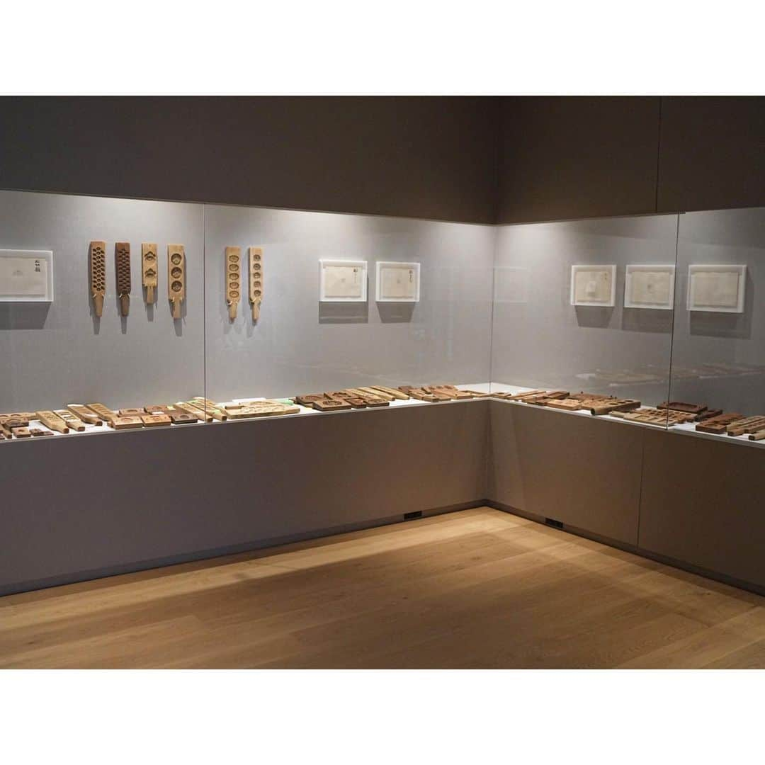 石井美保さんのインスタグラム写真 - (石井美保Instagram)「木製のお道具が好き ZENBI(Kagizen Art Museum)にて会期最終日だった「美しいお菓子の木型〜手のひらの宇宙〜」を見てきました。 伝統的な京都のお菓子•菊寿糖は桜の木で作られた木型に和三盆を詰めて作られていますが、その木型を作る職人が日本国内ではわずか数名のみという状況。どうかこの美しい手仕事が後世に残せますように。#zenbi#鍵善良房#mihoishii_京都」4月7日 20時39分 - miho_ishii