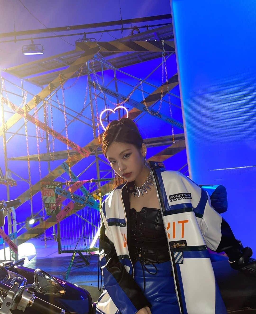ITZYさんのインスタグラム写真 - (ITZYInstagram)「Voltage⚡️」4月7日 20時50分 - itzy.all.in.us