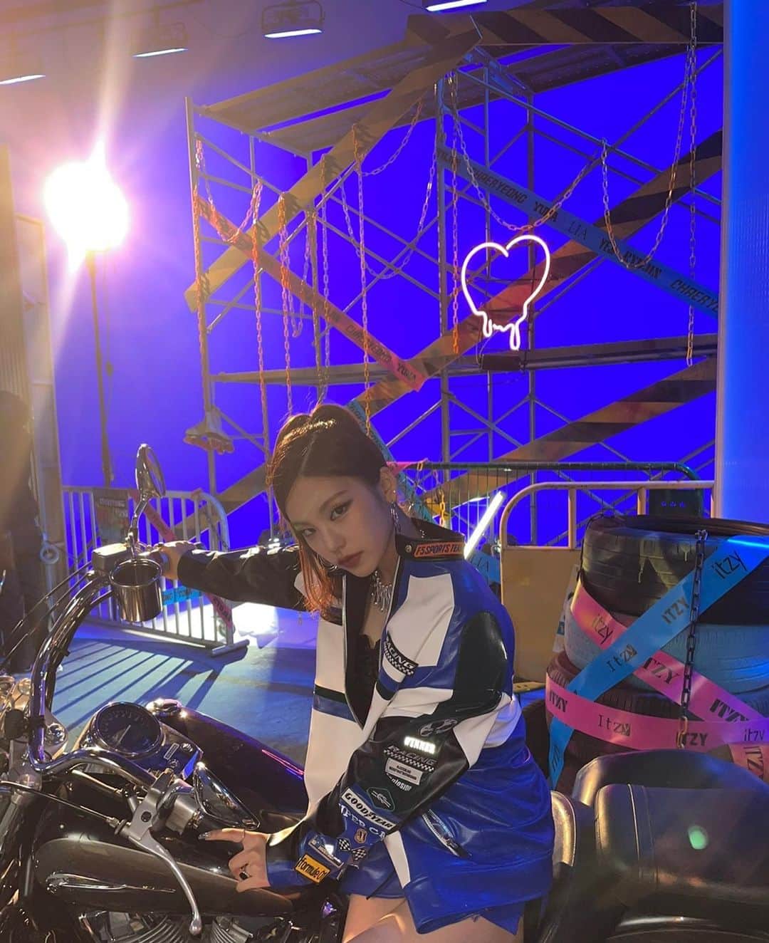 ITZYさんのインスタグラム写真 - (ITZYInstagram)「Voltage⚡️」4月7日 20時50分 - itzy.all.in.us