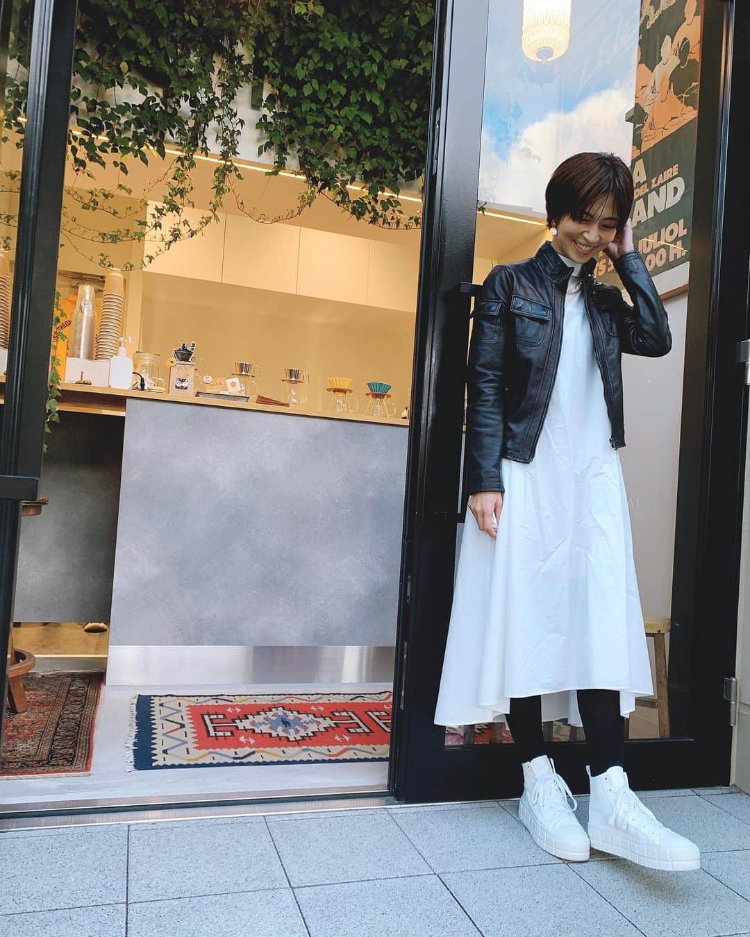安田美沙子さんのインスタグラム写真 - (安田美沙子Instagram)「いつかの撮影。  @yliy_magazine  にて 京都のコーヒー界でカリスマ的な @donmakino66  さんと対談しました。  おうちについて、お話しましたが コーヒーラブな私にとっては刺激的なお話ばかり☕️  コーヒーがなくてはやってけない。笑 学びたいなぁ。。。  #まなび　#coffee #yliymagazine #home #kyoto #travelingcoffee  @sakaguchiyuji625  #accesary @ririchuchu」4月7日 20時51分 - yasuda_misako